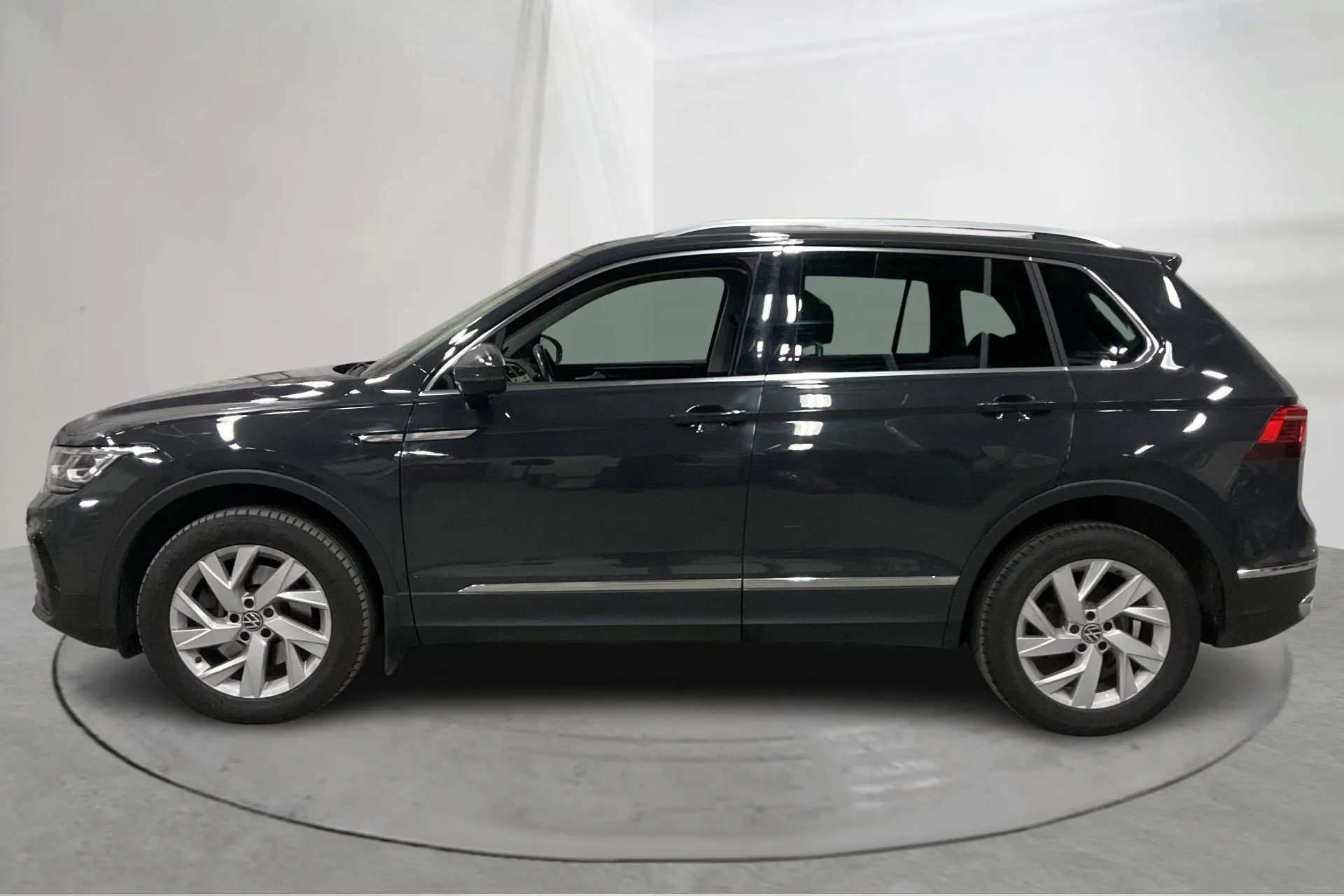 Presentationsfoto 2 av 20: VW Tiguan 2.0 TDI 4MOTION (200hk) - 12 232 mil - Automat - grå - 2024