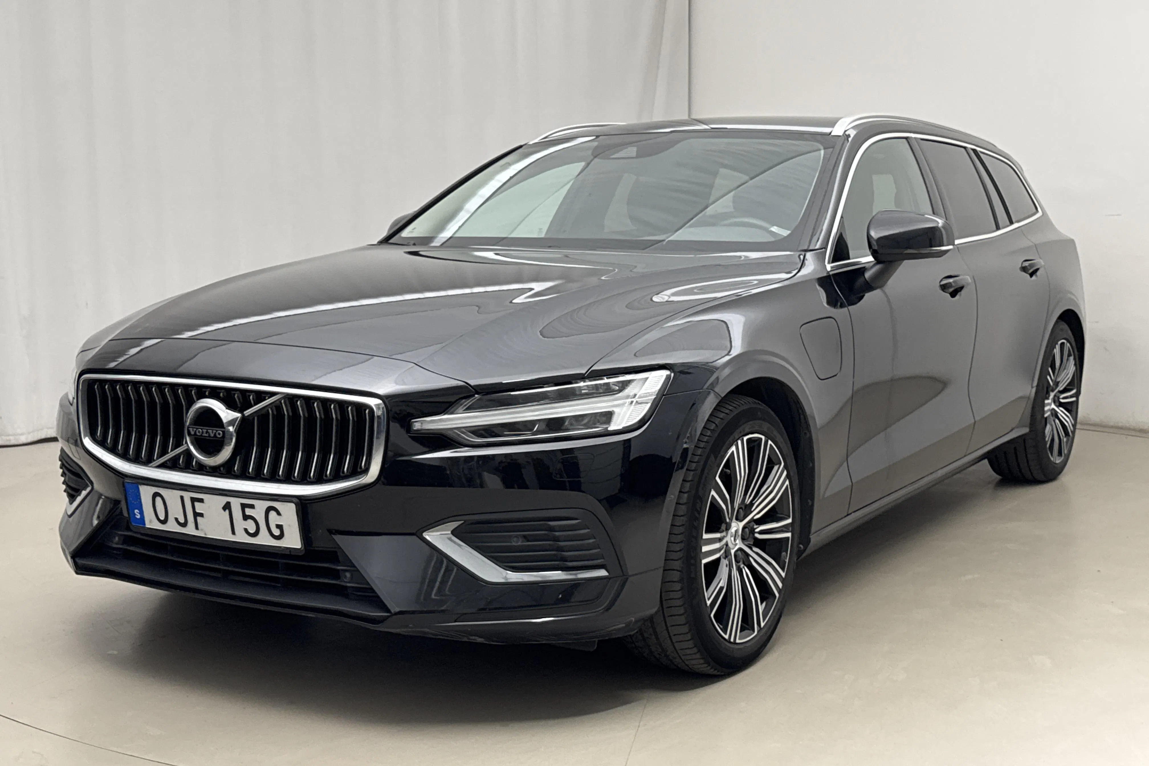 Presentationsfoto 1 av 22: Volvo V60 T6 AWD Recharge (350hk) - 12 445 mil - Automat - svart - 2022