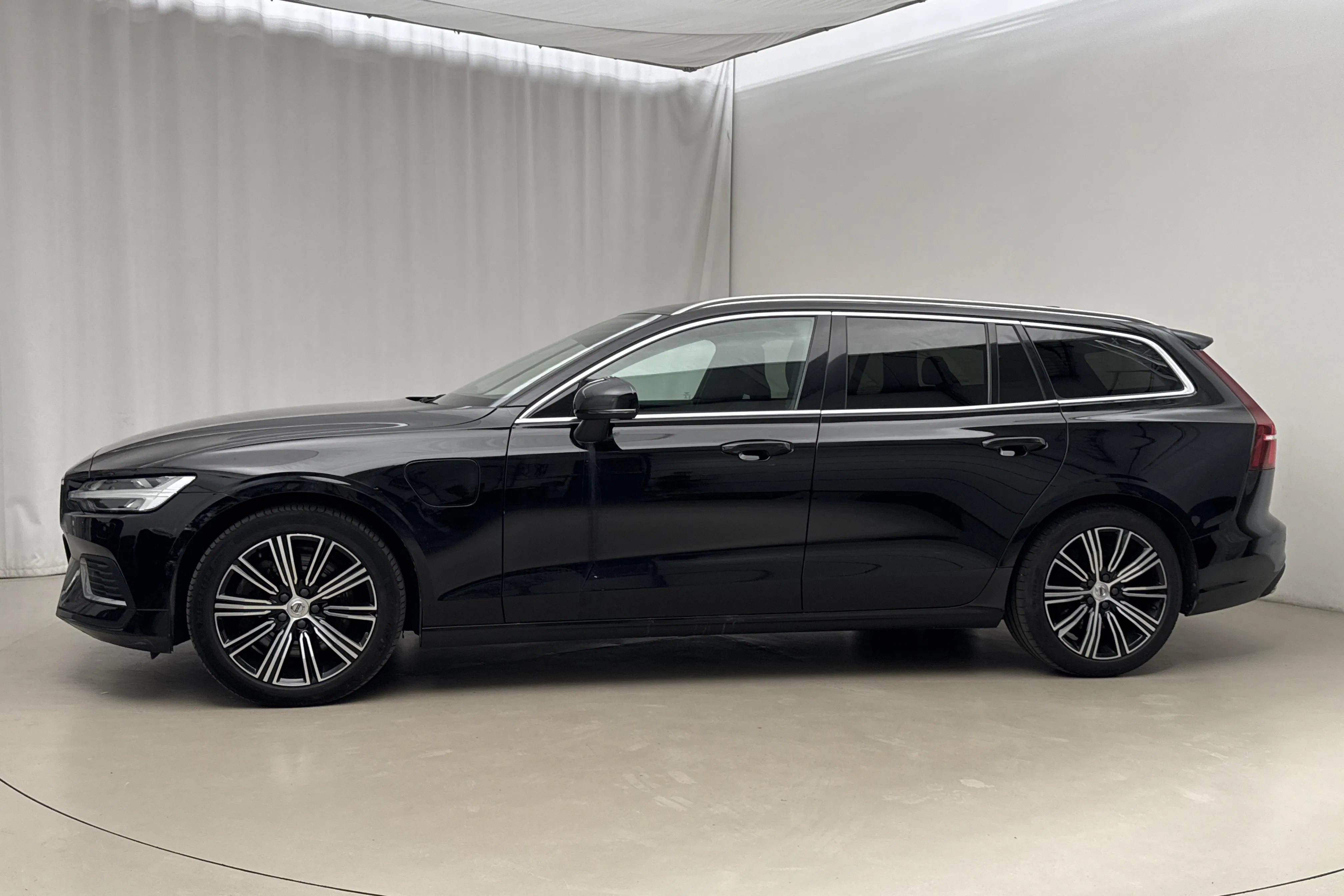 Presentationsfoto 2 av 22: Volvo V60 T6 AWD Recharge (350hk) - 12 445 mil - Automat - svart - 2022