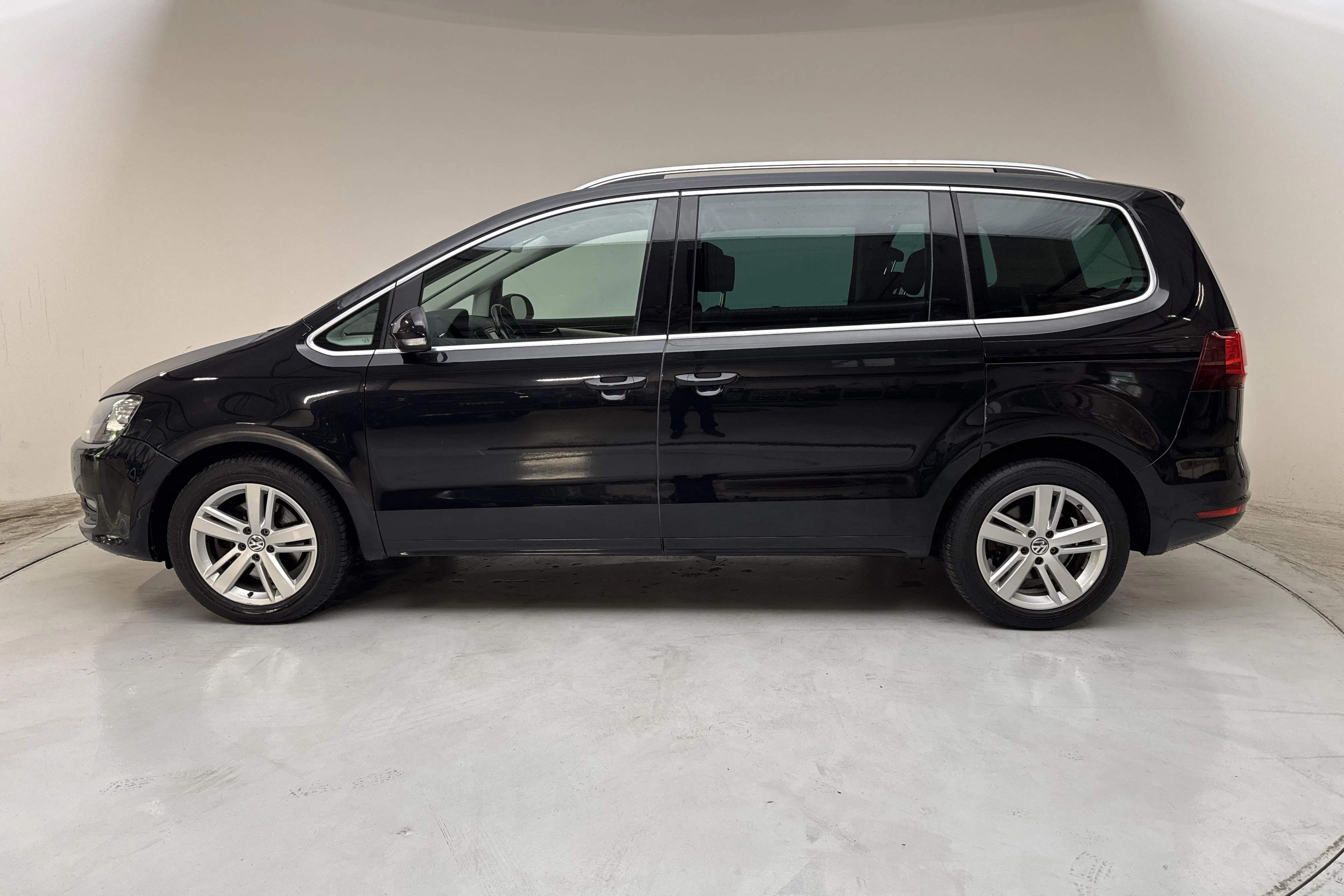 Presentationsfoto 2 av 18: VW Sharan 2.0 TDI (150hk) - 19 633 mil - Automat - svart - 2017