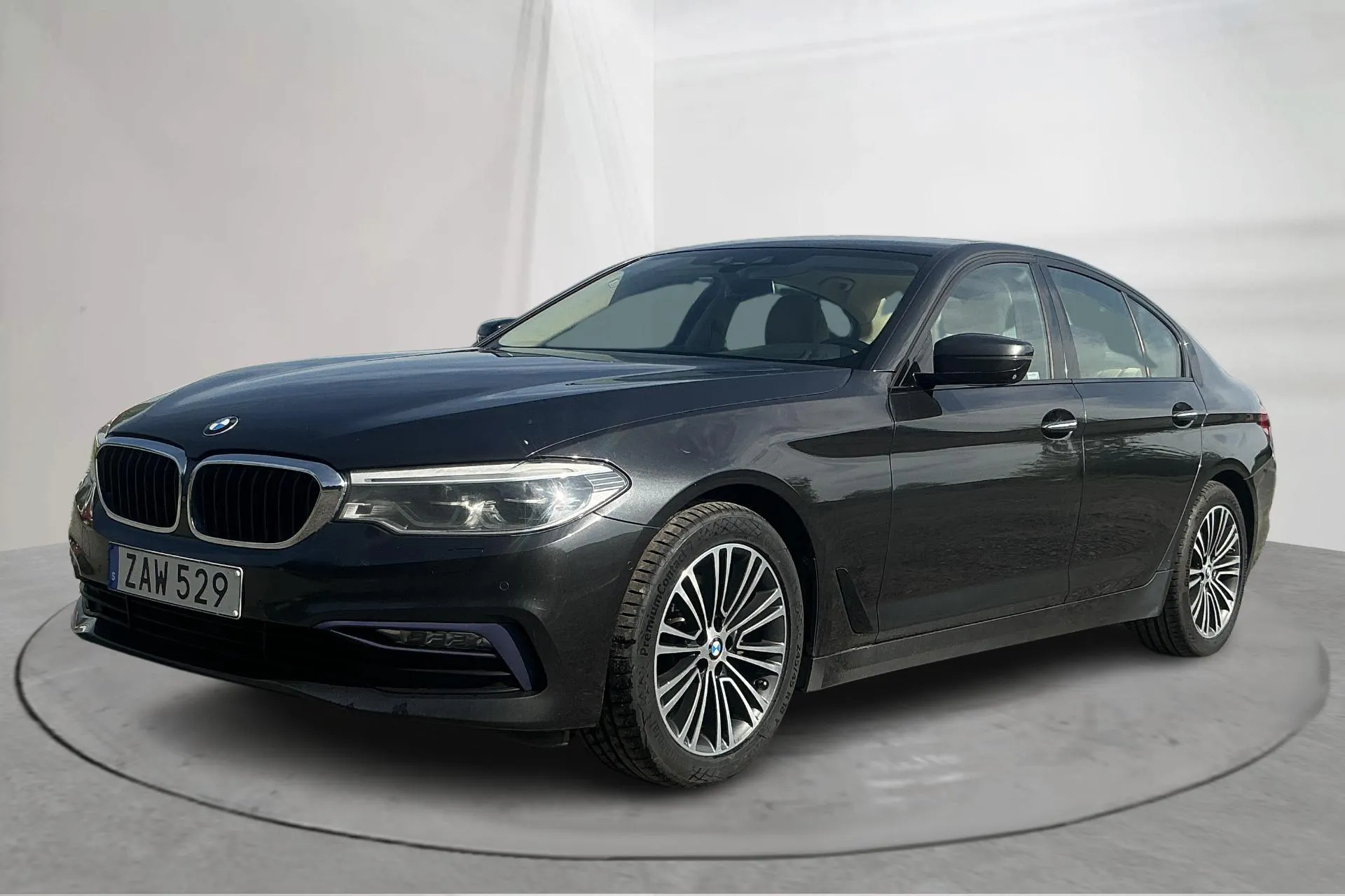 Presentationsfoto 1 av 19: BMW 520d xDrive Sedan, G30 (190hk) - 25 634 mil - Automat - grå - 2018