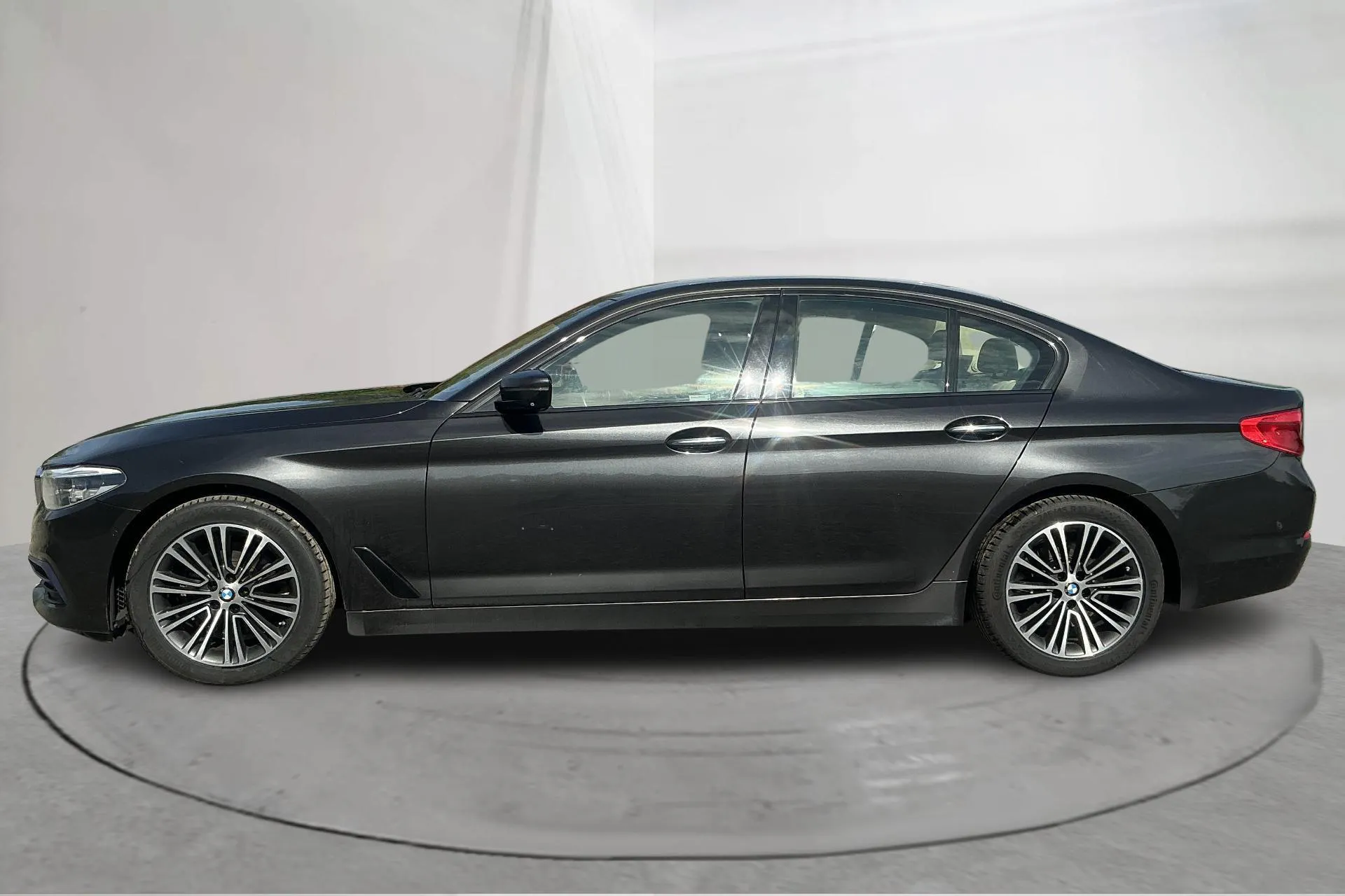 Presentationsfoto 2 av 19: BMW 520d xDrive Sedan, G30 (190hk) - 25 634 mil - Automat - grå - 2018