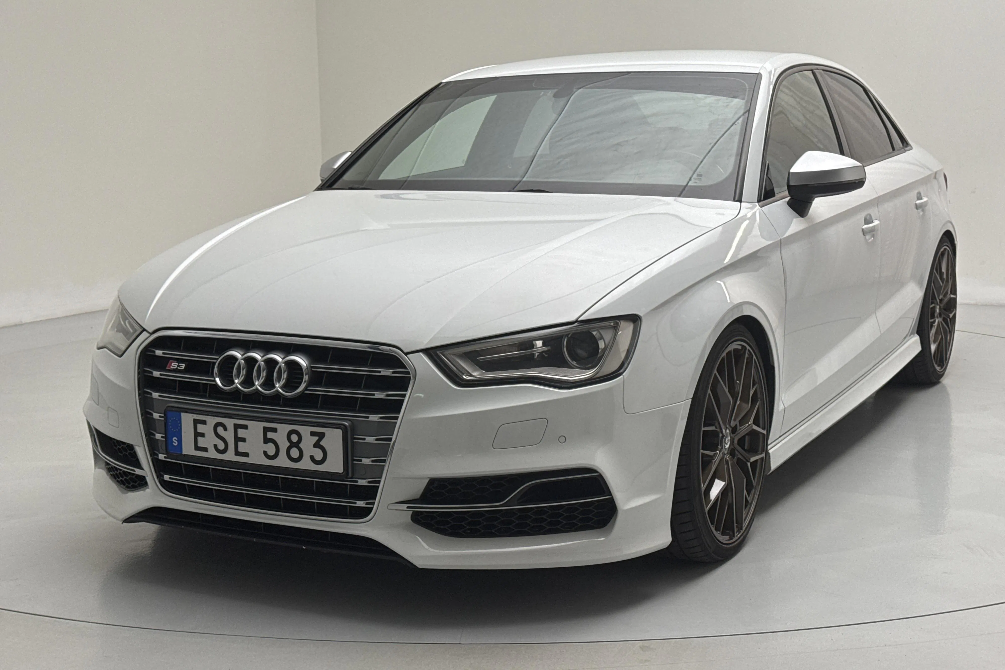Presentationsfoto 1 av 14: Audi S3 2.0 TFSI quattro Sedan (300hk) - 20 099 mil - Automat - vit - 2015