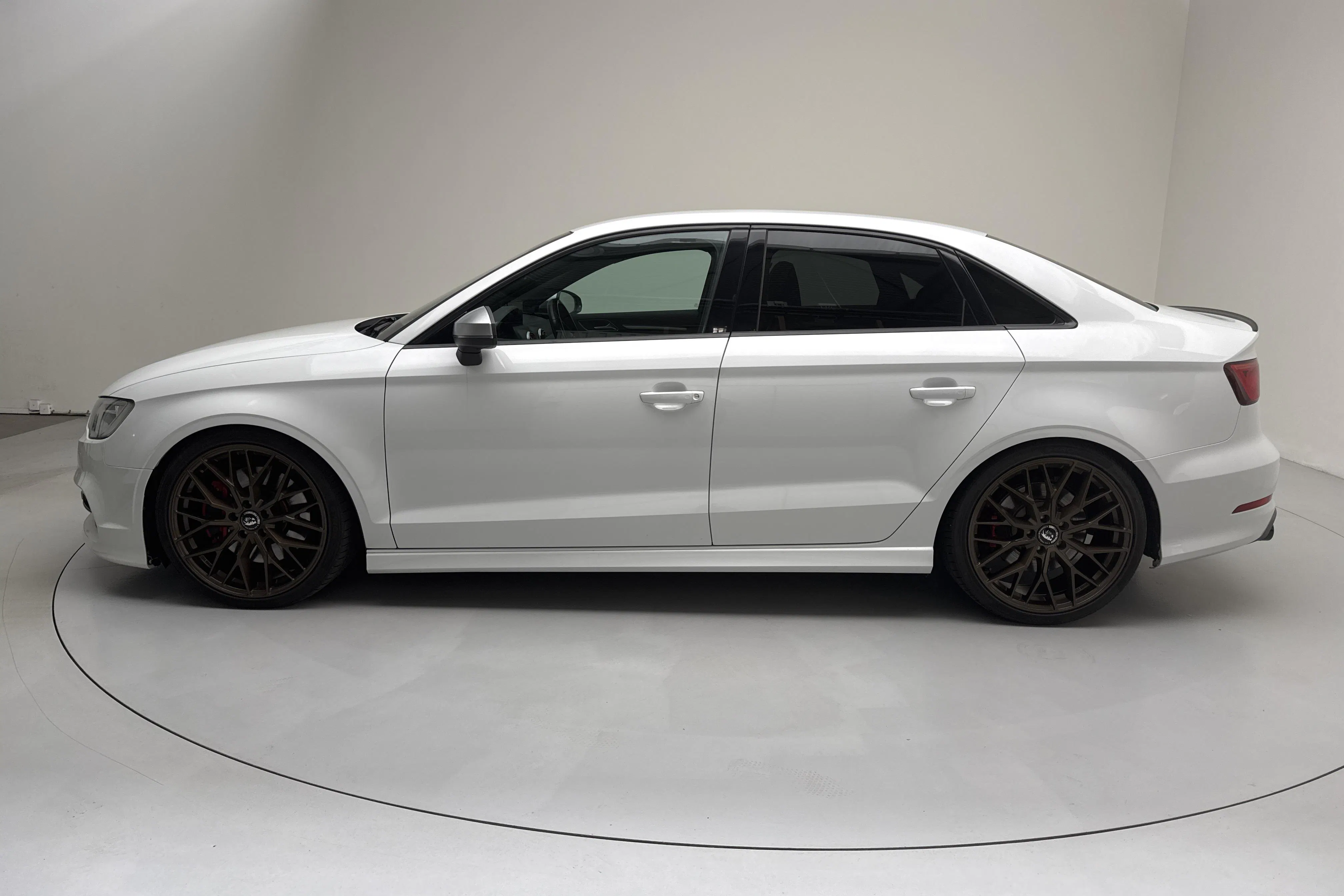 Presentationsfoto 2 av 14: Audi S3 2.0 TFSI quattro Sedan (300hk) - 20 099 mil - Automat - vit - 2015
