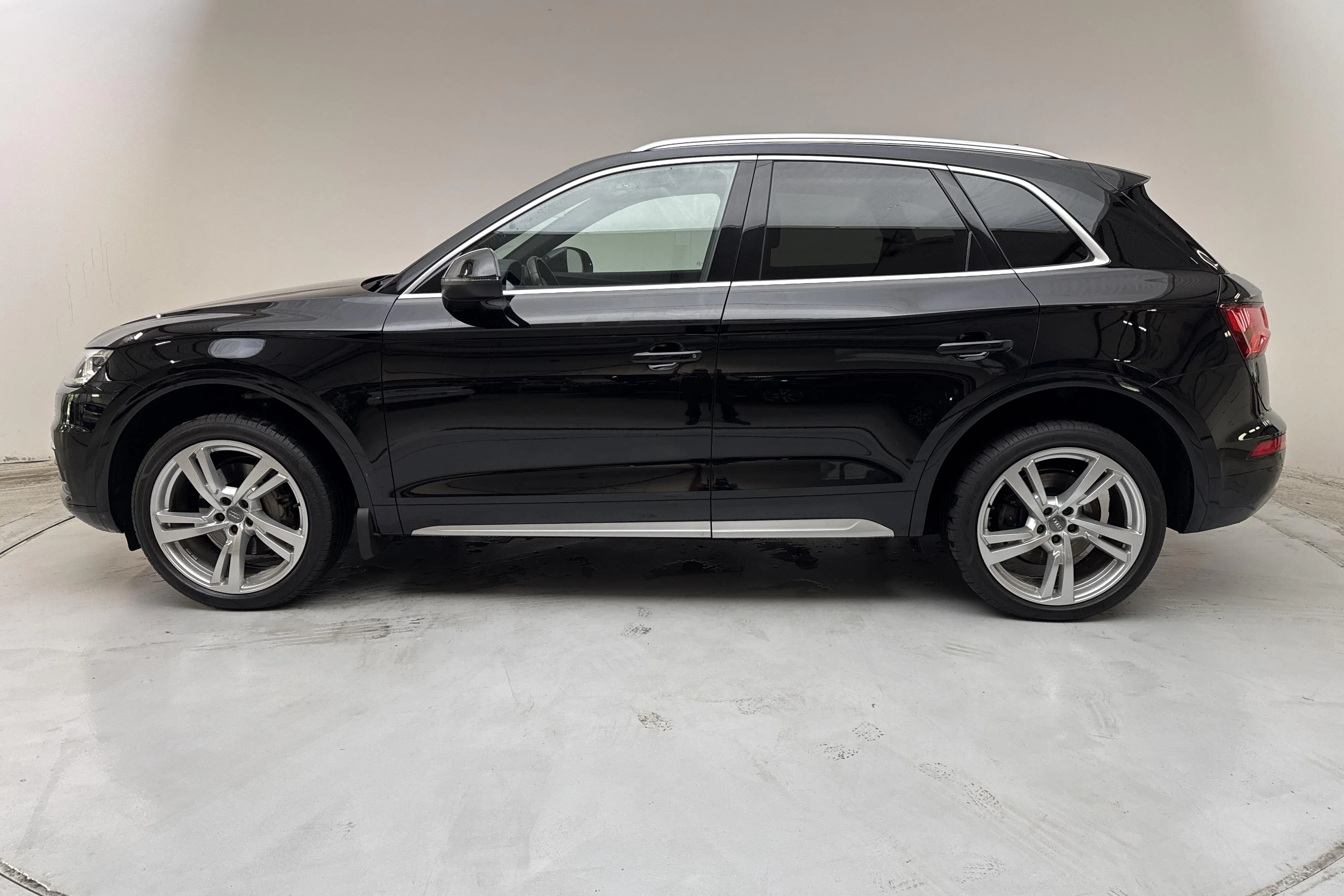 Presentationsfoto 2 av 13: Audi Q5 40 TDI quattro (190hk) - 14 201 mil - Automat - svart - 2019