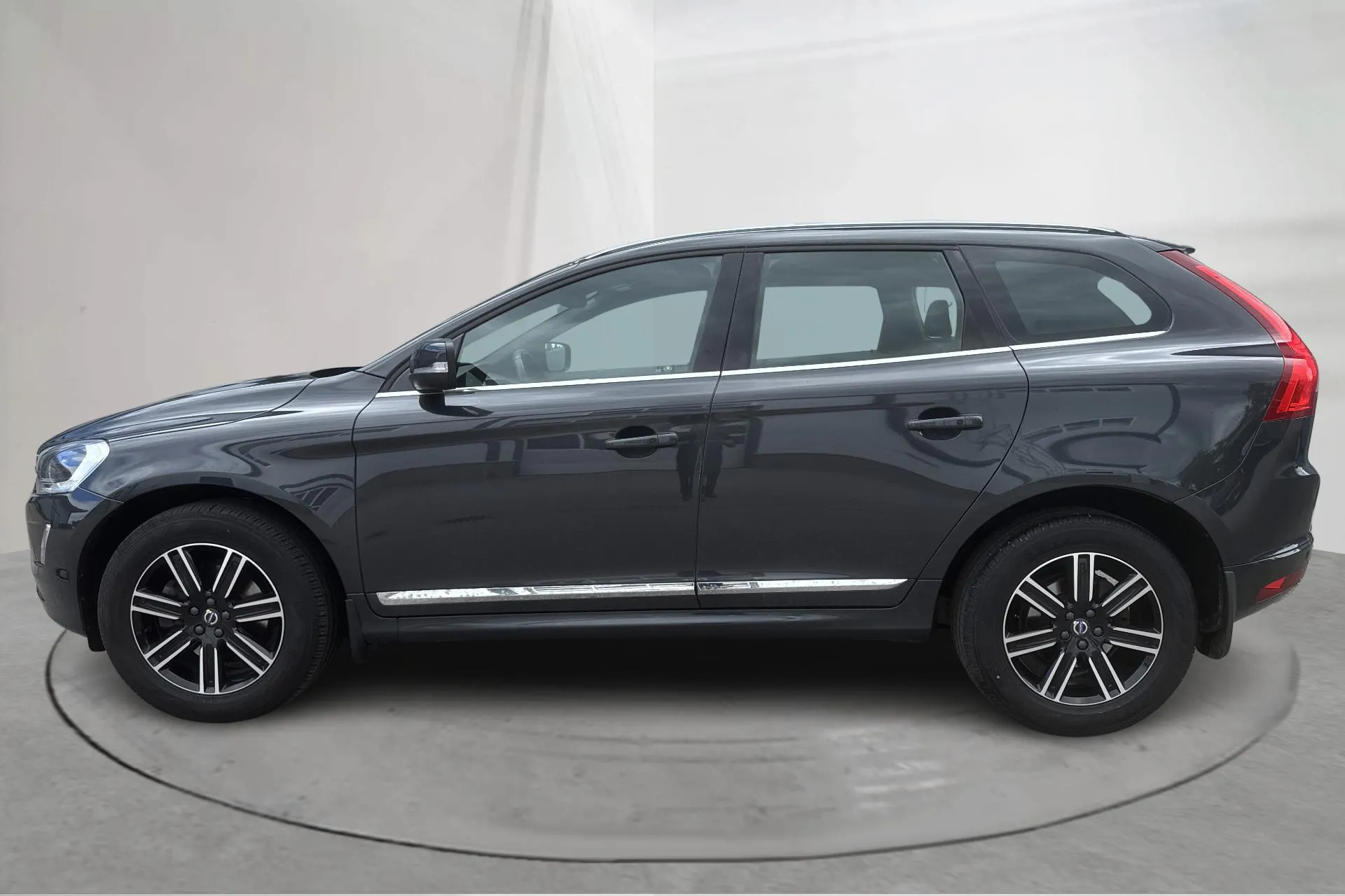 Presentationsfoto 2 av 16: Volvo XC60 D4 AWD (190hk) - 8 353 mil - Automat - grå - 2017