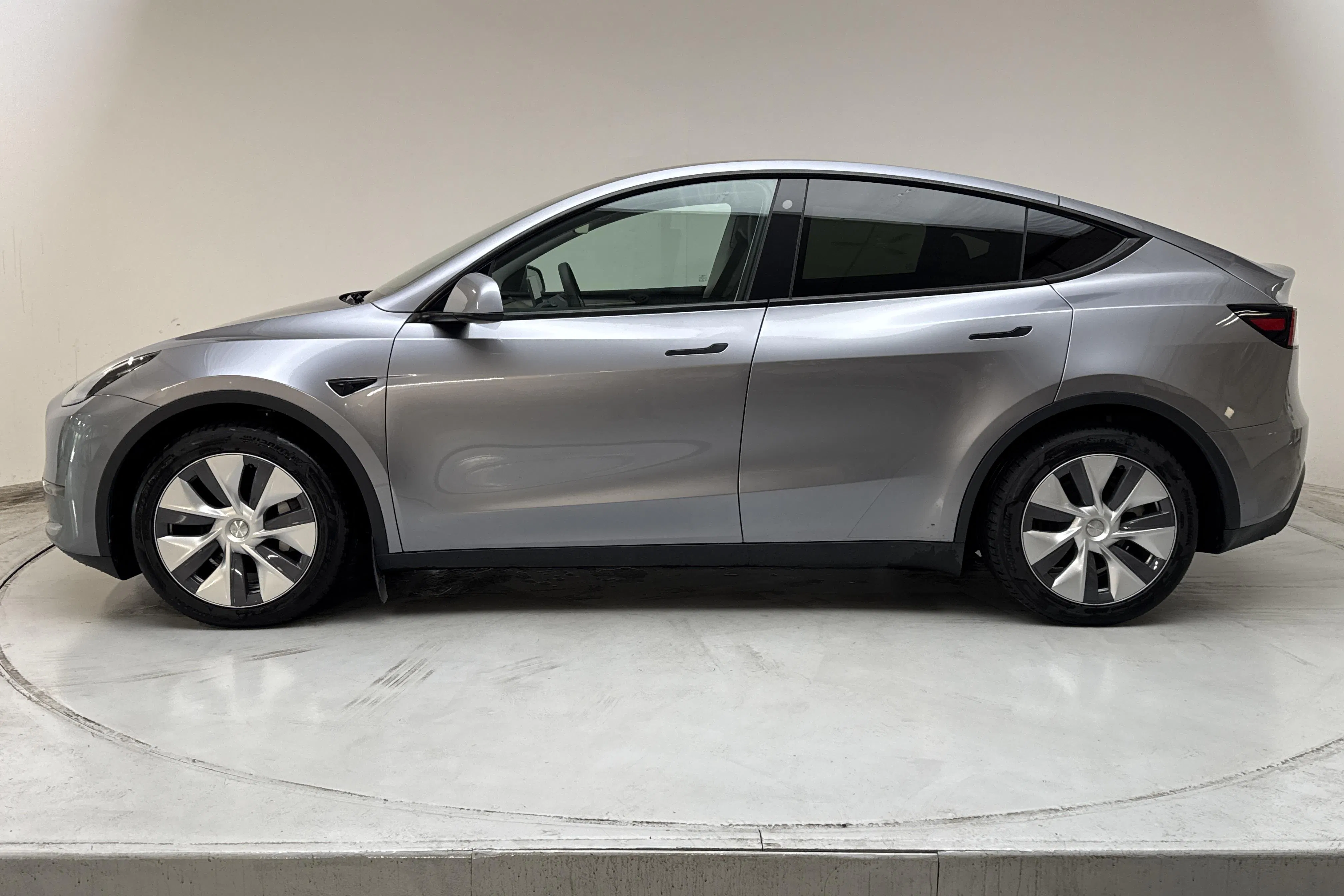 Presentationsfoto 2 av 16: Tesla Model Y Long Range Dual Motor AWD - 6 729 mil - Automat - grå - 2024