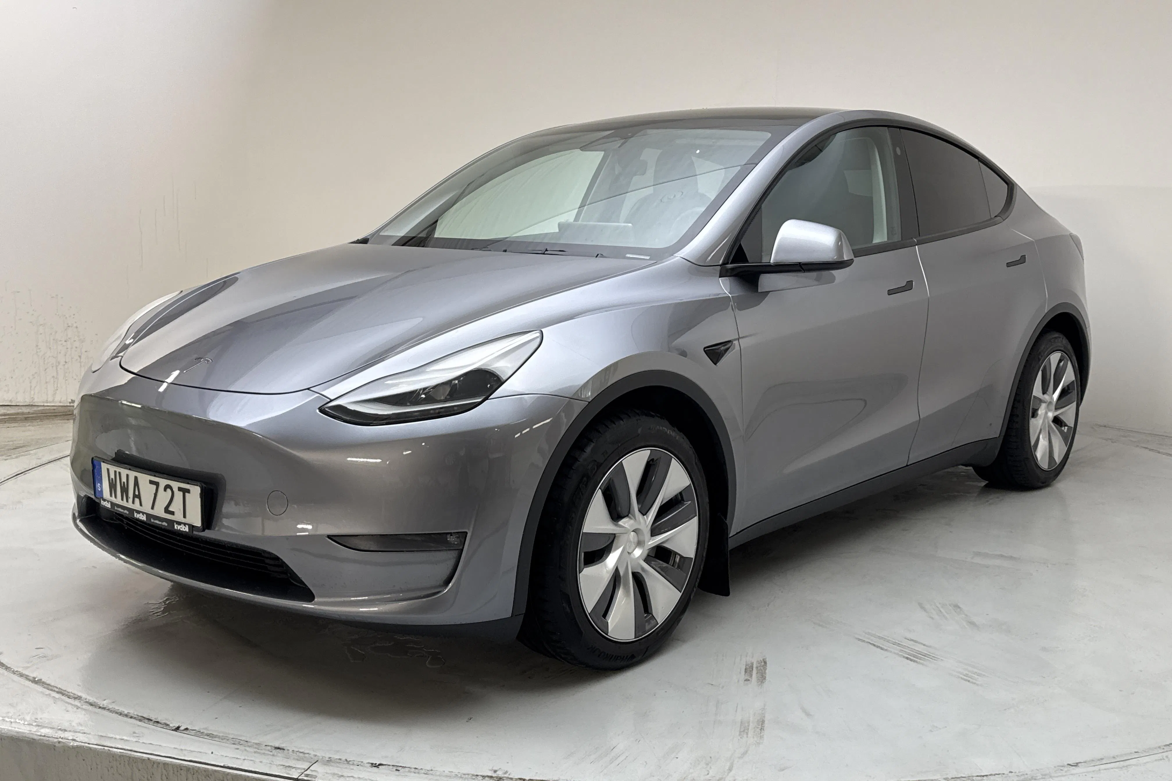 Presentationsfoto 1 av 16: Tesla Model Y Long Range Dual Motor AWD - 6 729 mil - Automat - grå - 2024