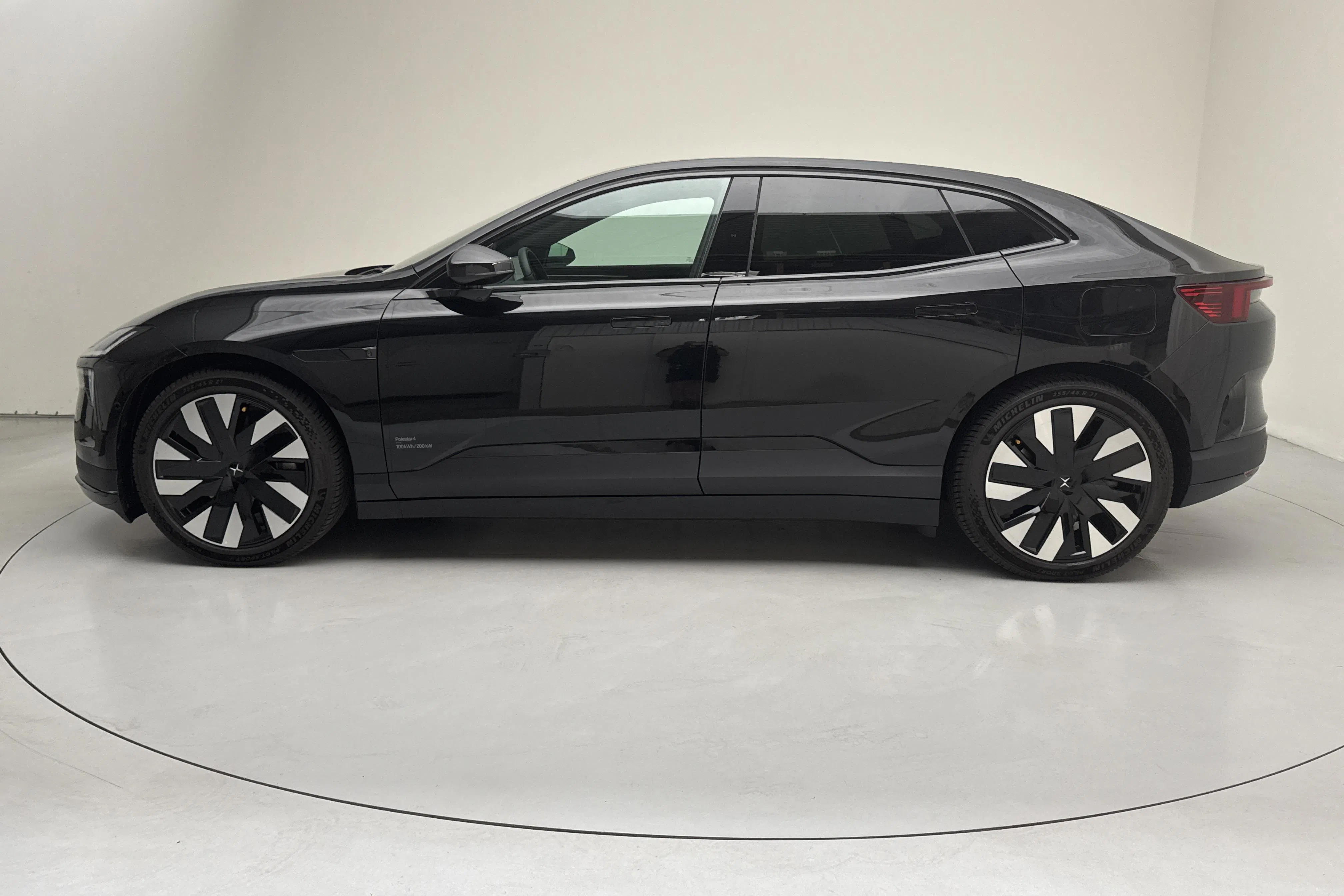 Presentation photo 2 of 21: Polestar 4 Long range Single motor (272hk) - 7 540 km - Automatic - black - 2026