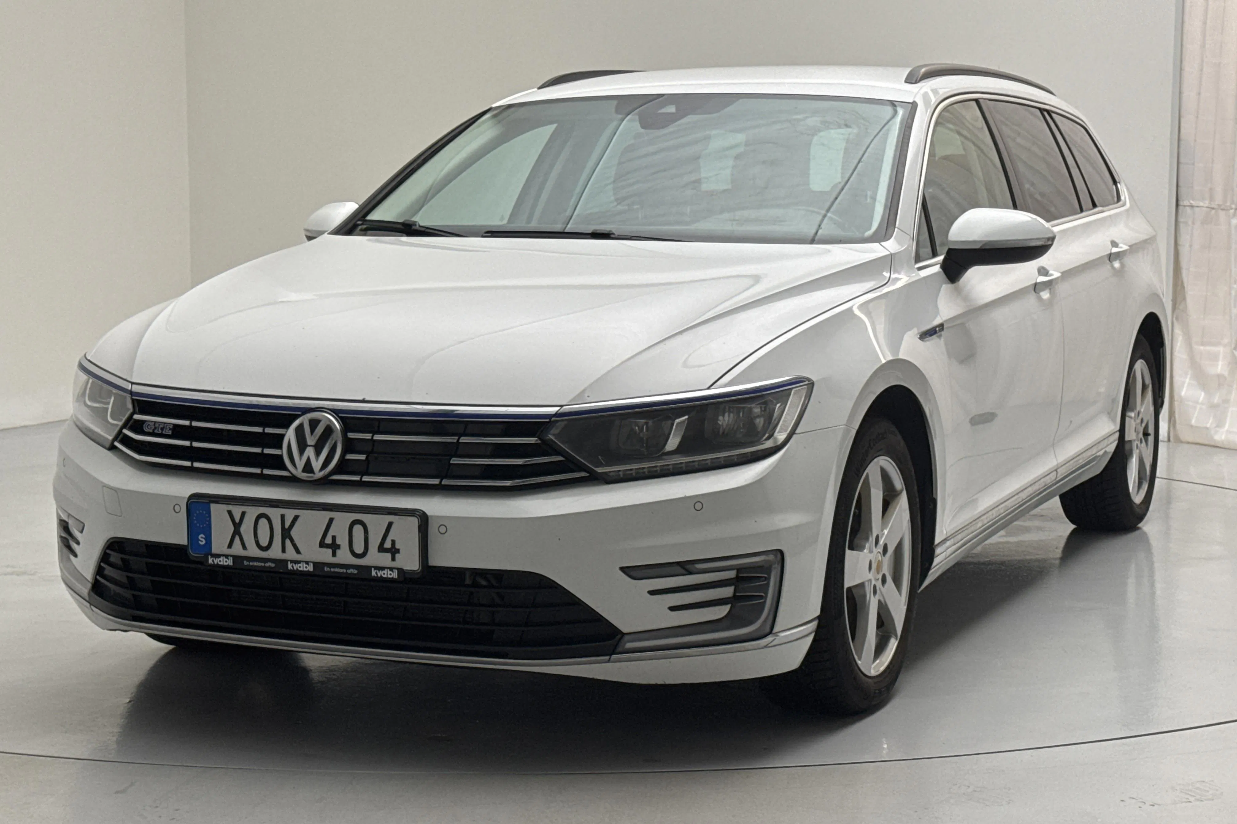 Presentationsfoto 1 av 15: VW Passat 1.4 Plug-in-Hybrid Sportscombi (218hk) - 22 728 mil - Automat - vit - 2018
