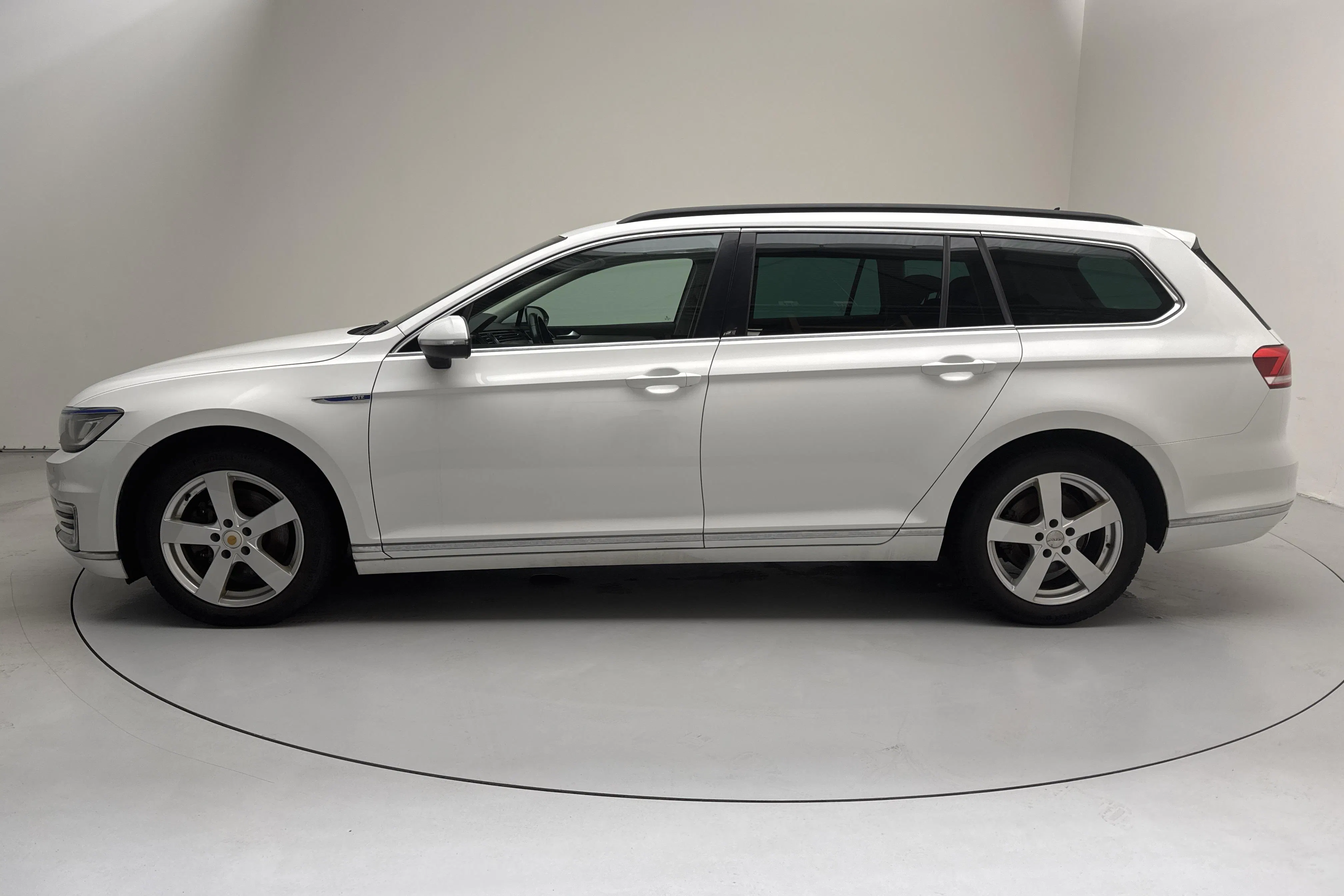 Presentationsfoto 2 av 15: VW Passat 1.4 Plug-in-Hybrid Sportscombi (218hk) - 22 728 mil - Automat - vit - 2018