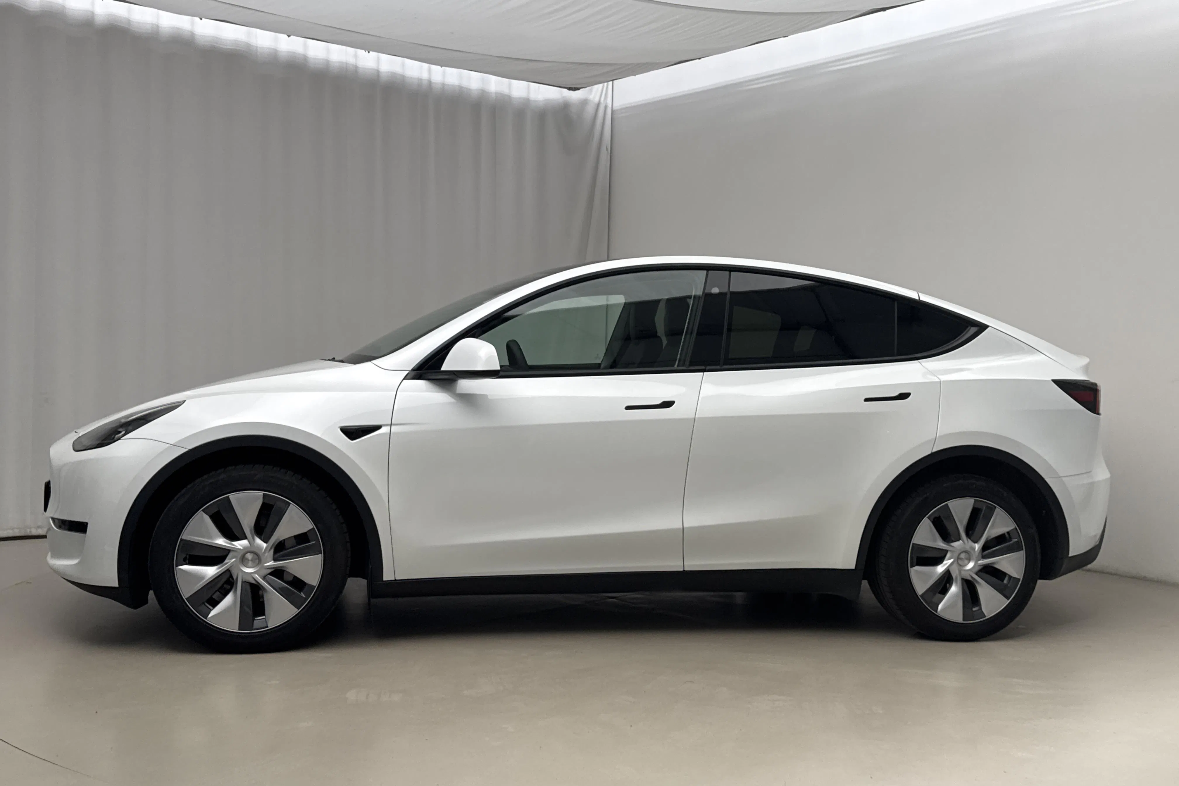 Presentationsfoto 2 av 22: Tesla Model Y Long Range Dual Motor AWD - 3 816 mil - Automat - vit - 2023