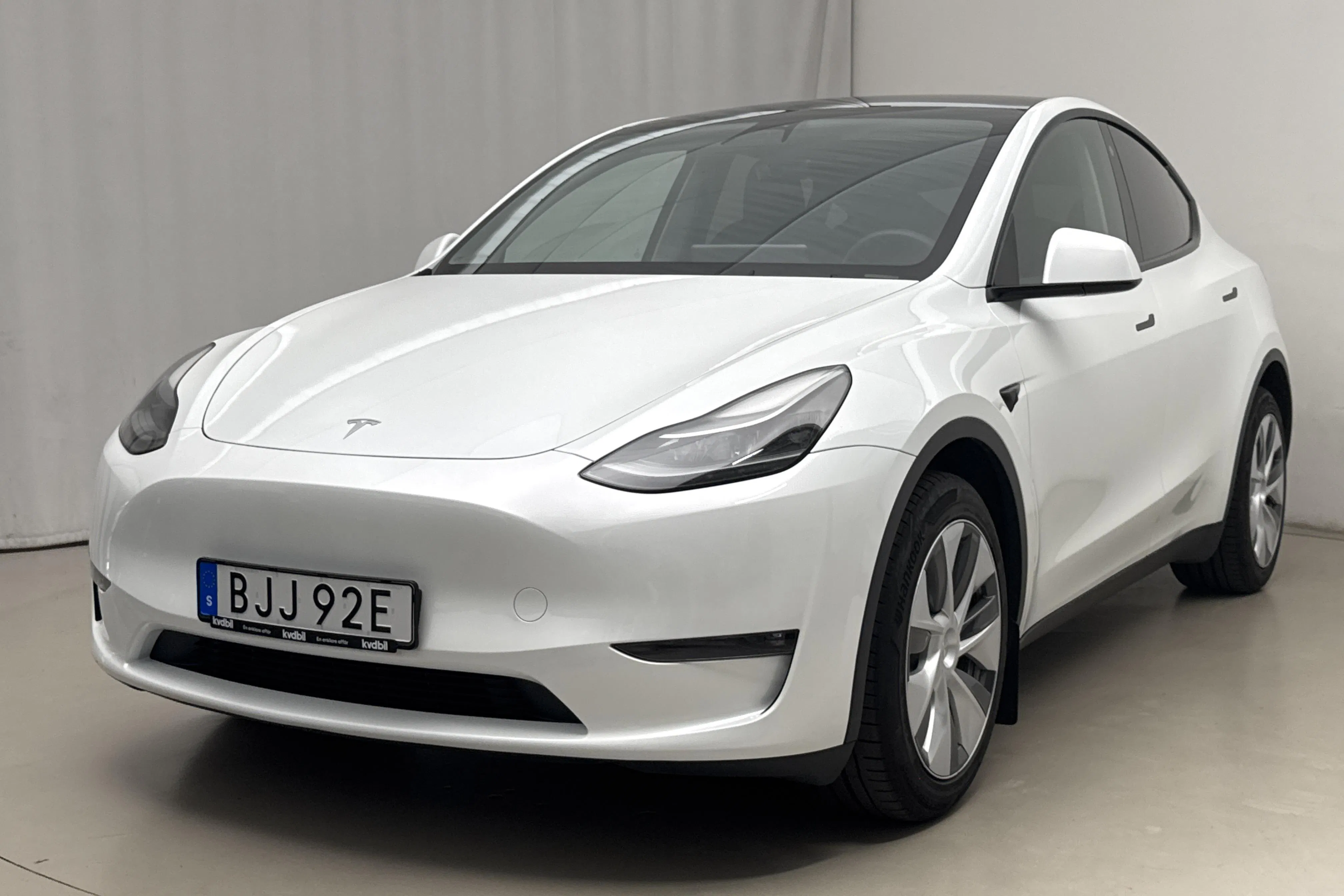 Presentationsfoto 1 av 22: Tesla Model Y Long Range Dual Motor AWD - 3 816 mil - Automat - vit - 2023