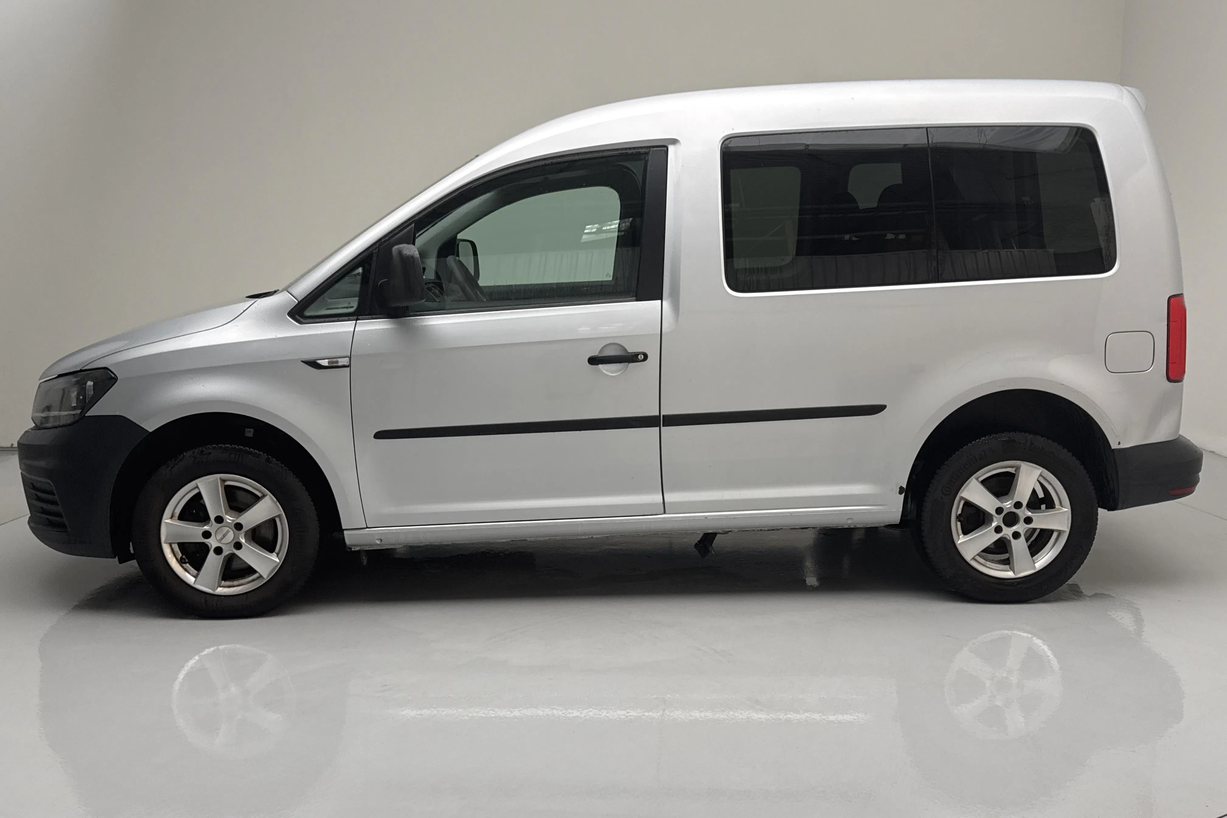 Presentationsfoto 2 av 12: VW Caddy Combi 2.0 TDI (75hk) - 23 466 mil - Manuell - grå - 2019