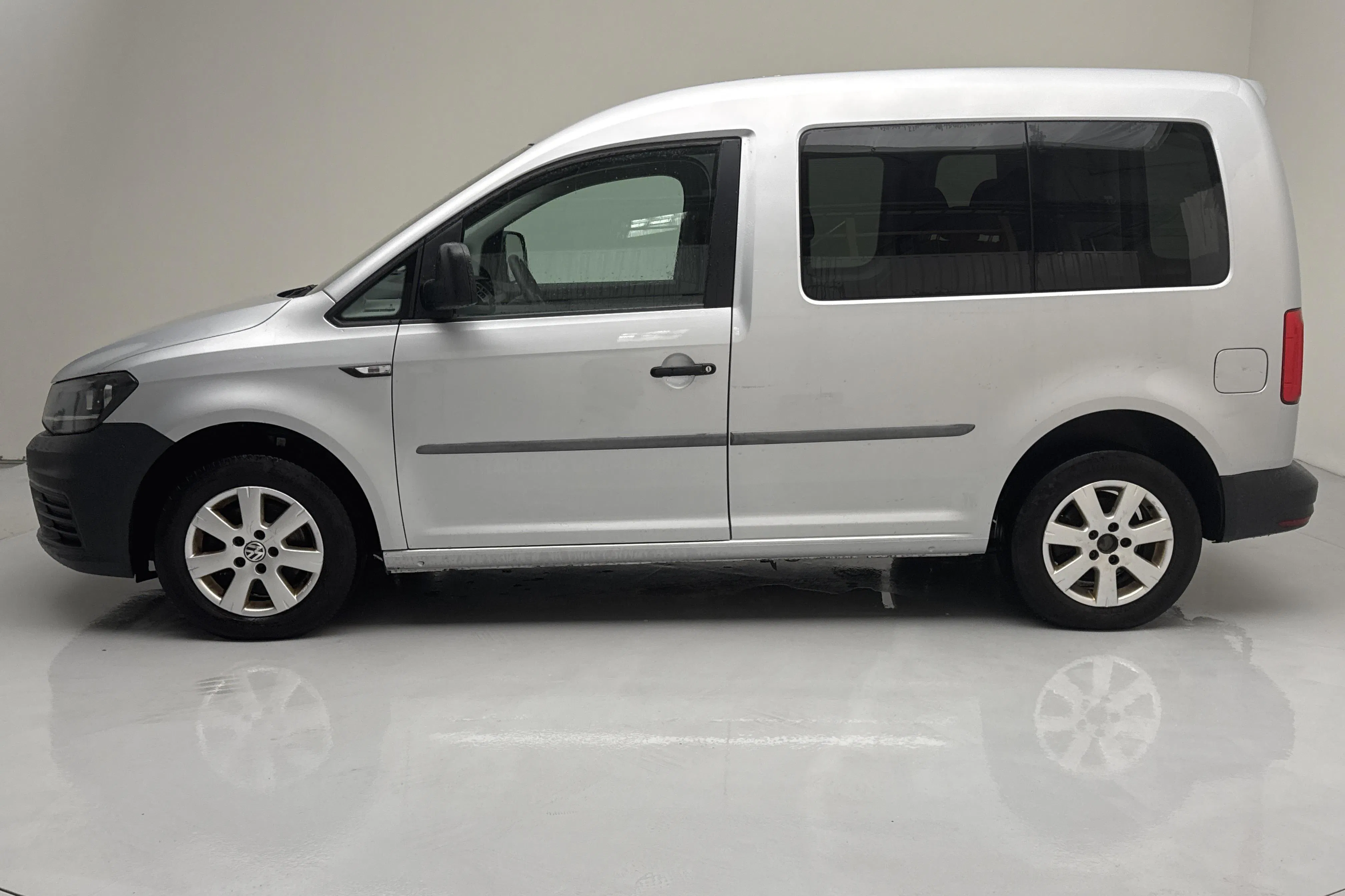Presentation photo 2 of 11: VW Caddy Combi 2.0 TDI (75hk) - 364 640 km - Manual - silver - 2018