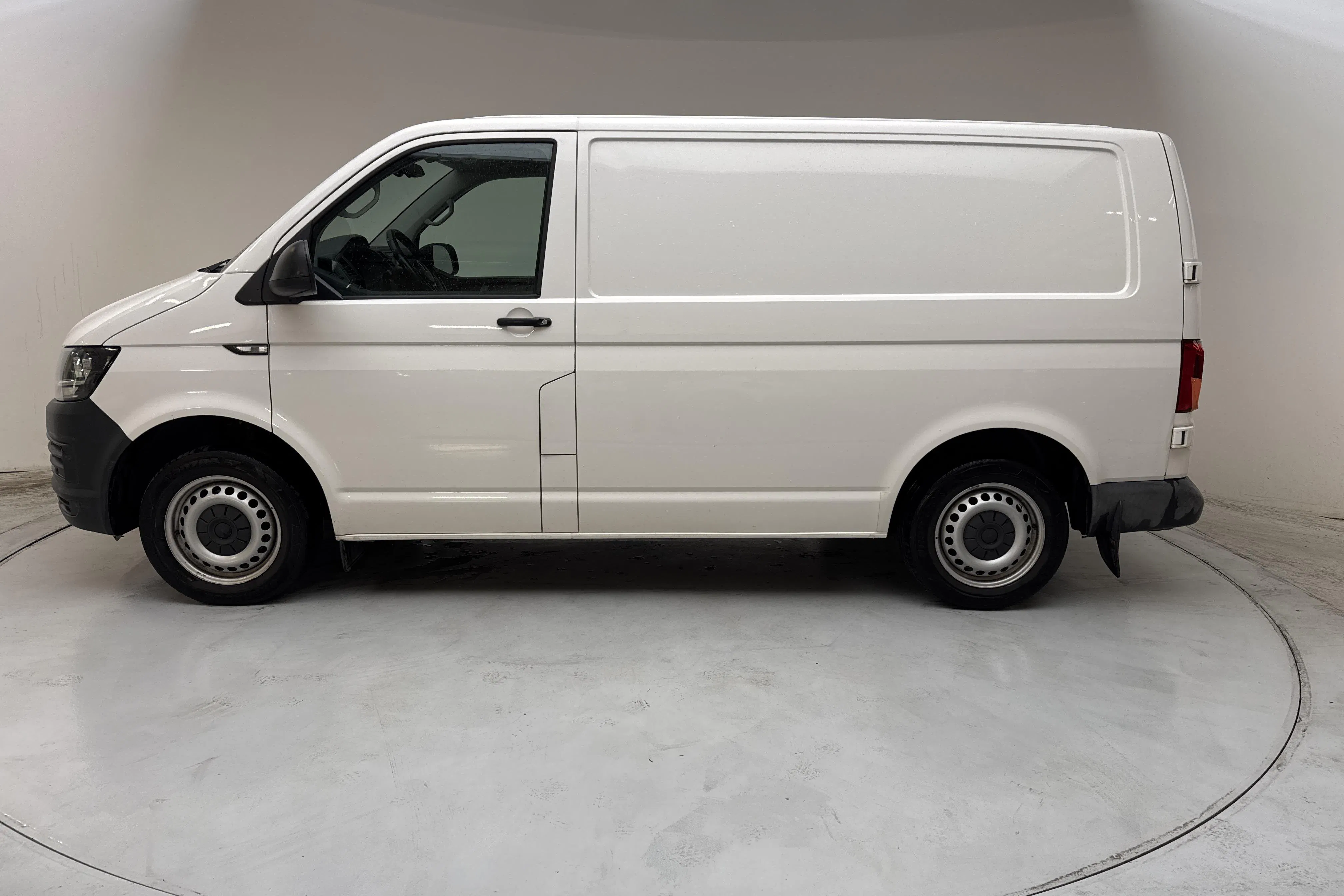 Presentation photo 2 of 12: VW Transporter T6 2.0 TDI BMT Skåp (102hk) - 165 210 km - Manual - white - 2018
