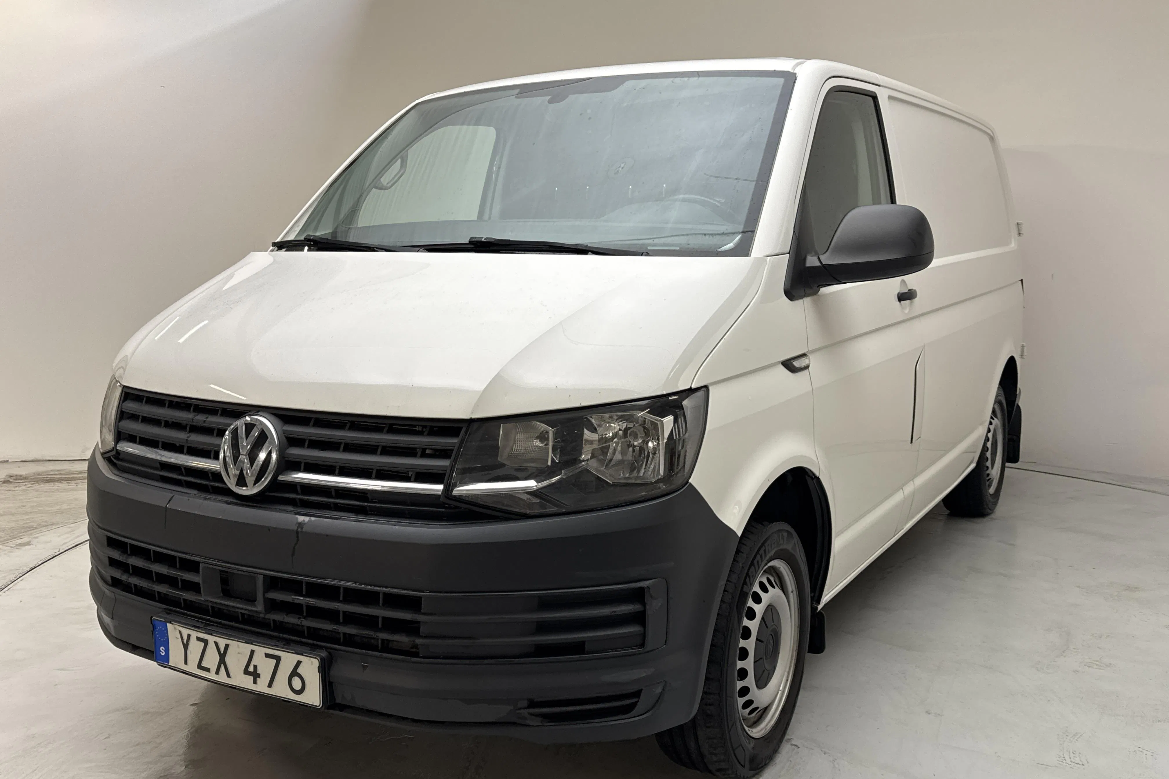 Presentation photo 1 of 12: VW Transporter T6 2.0 TDI BMT Skåp (102hk) - 165 210 km - Manual - white - 2018