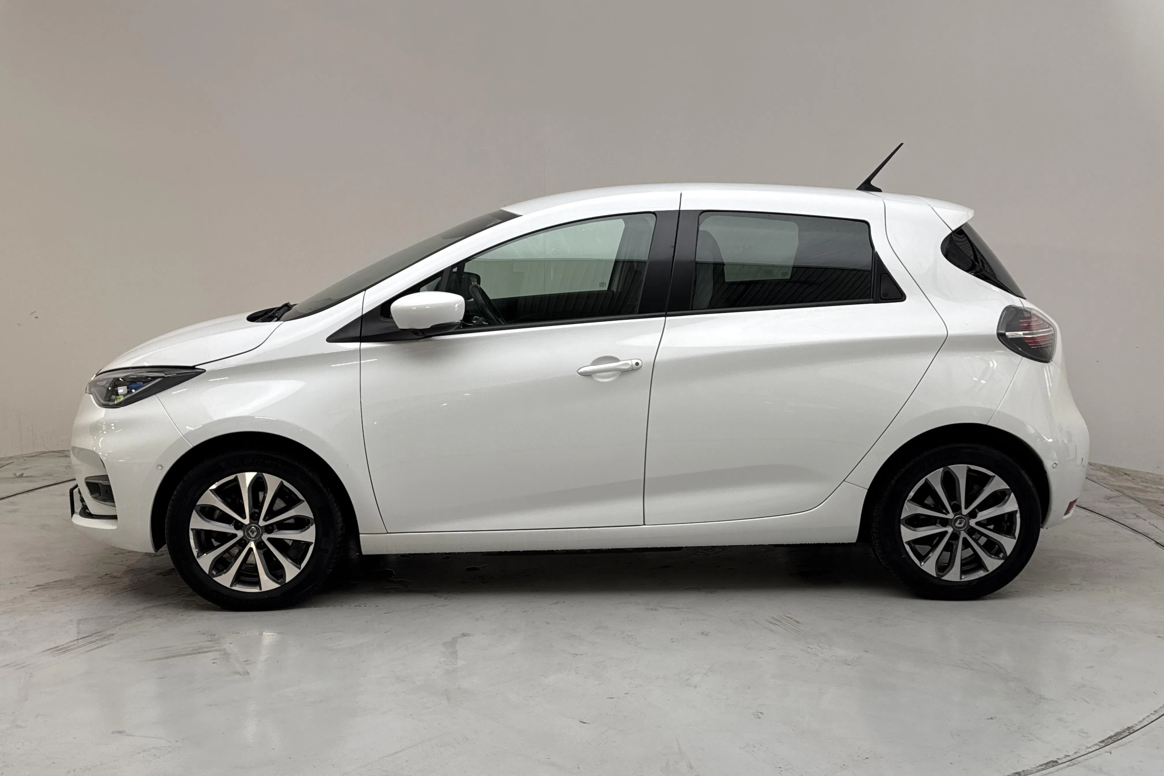 Presentation photo 2 of 15: Renault Zoe 52kWh R135 (135hk) - 74 500 km - Automatic - white - 2022