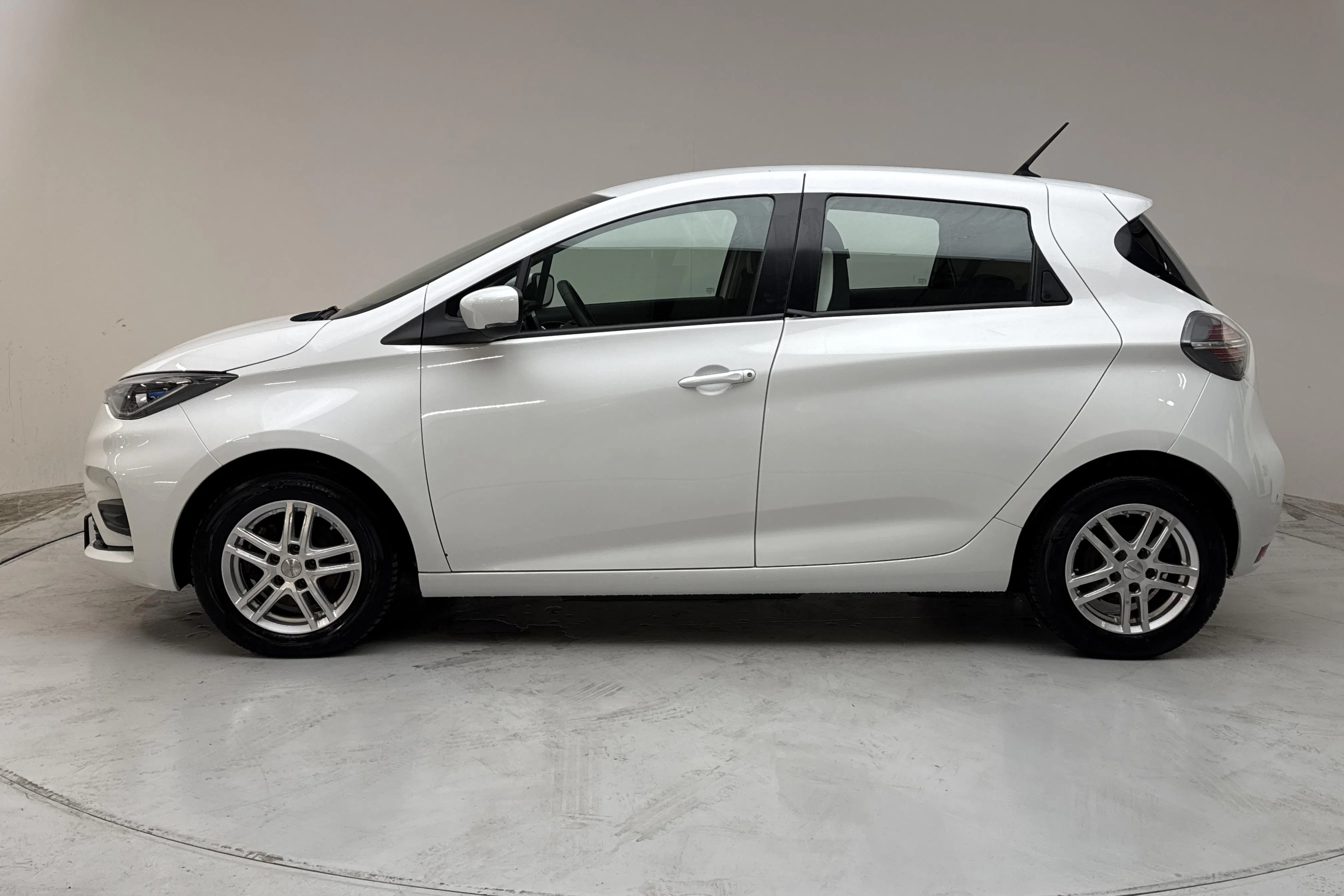 Presentation photo 2 of 13: Renault Zoe 52kWh R110 (108hk) - 70 640 km - Automatic - white - 2021