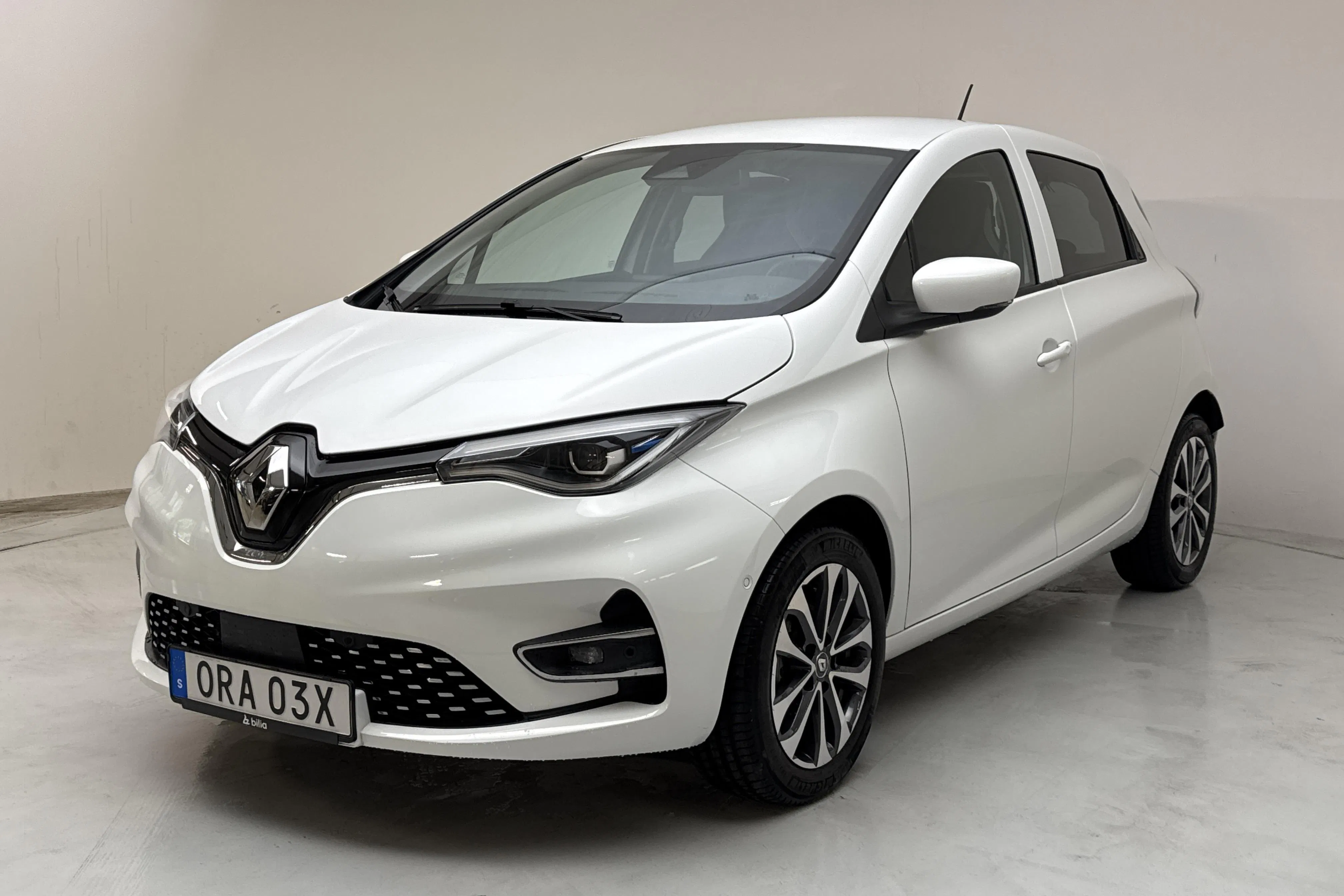 Presentation photo 1 of 14: Renault Zoe 52kWh R135 (135hk) - 26 840 km - Automatic - white - 2023