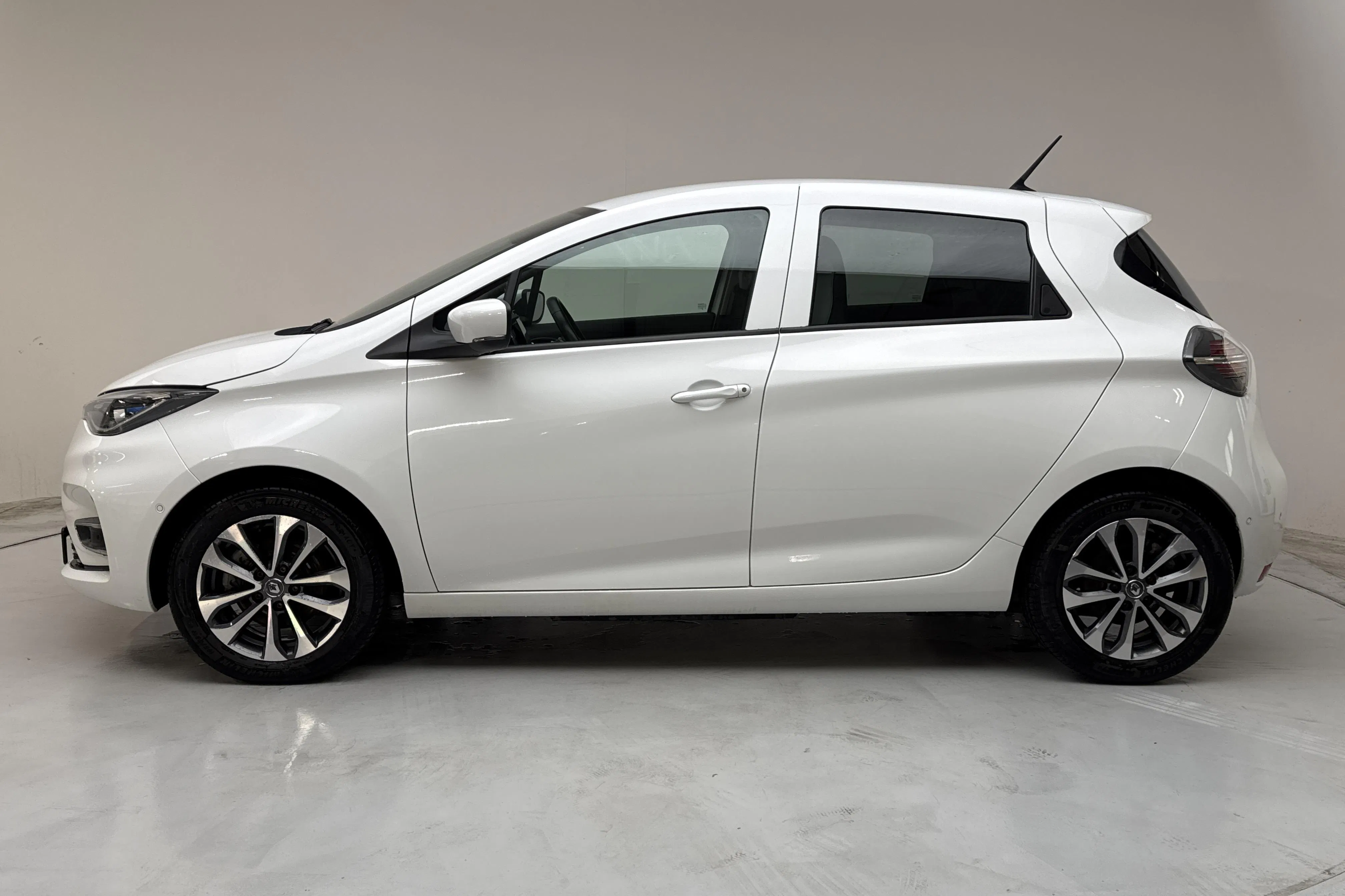 Presentation photo 2 of 14: Renault Zoe 52kWh R135 (135hk) - 26 840 km - Automatic - white - 2023