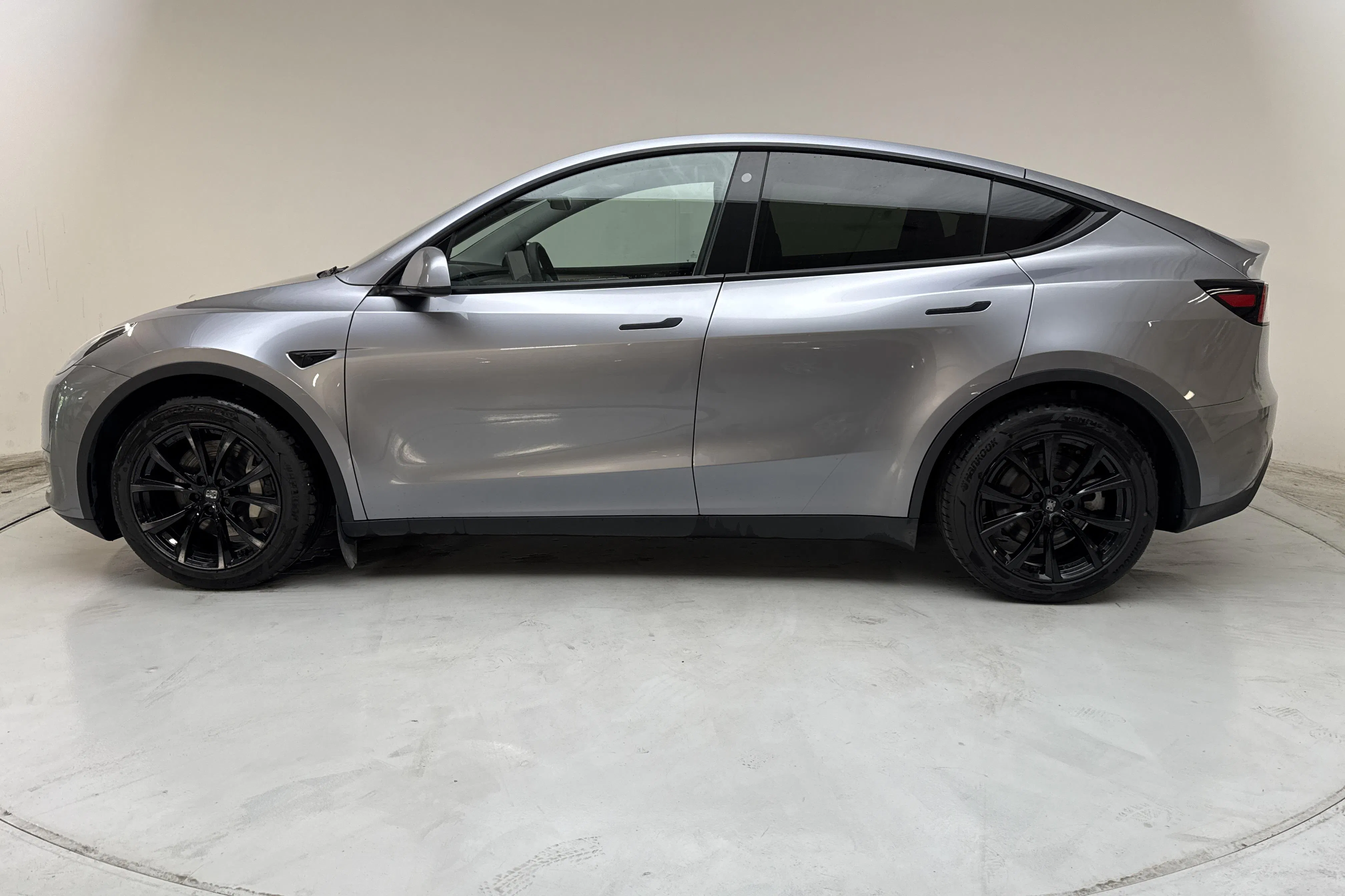 Presentation photo 2 of 17: Tesla Model Y Long Range Dual Motor AWD - 69 160 km - Automatic - gray - 2024