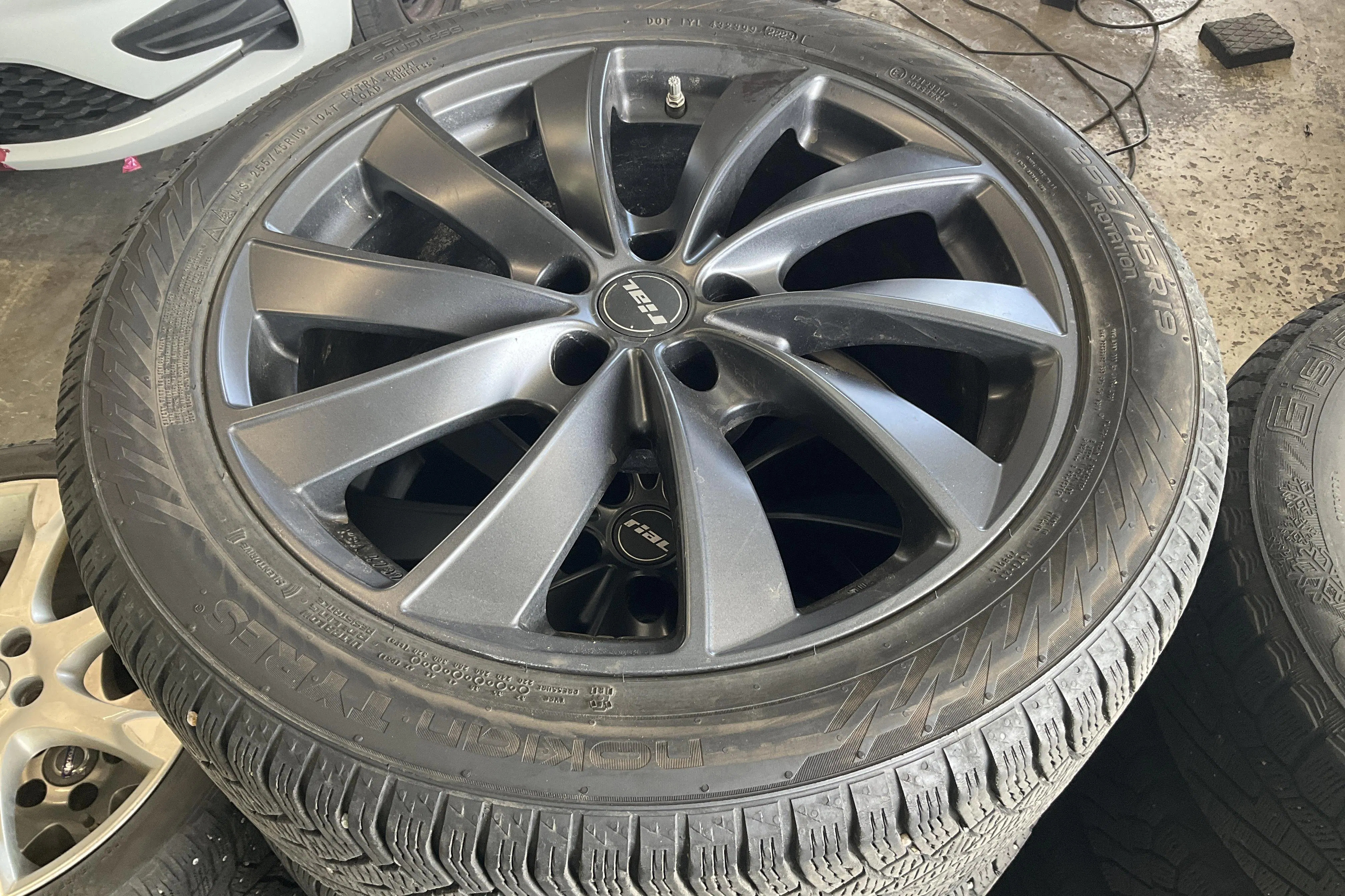 Presentation photo 17 of 17: Tesla Model Y Long Range Dual Motor AWD - 69 160 km - Automatic - gray - 2024