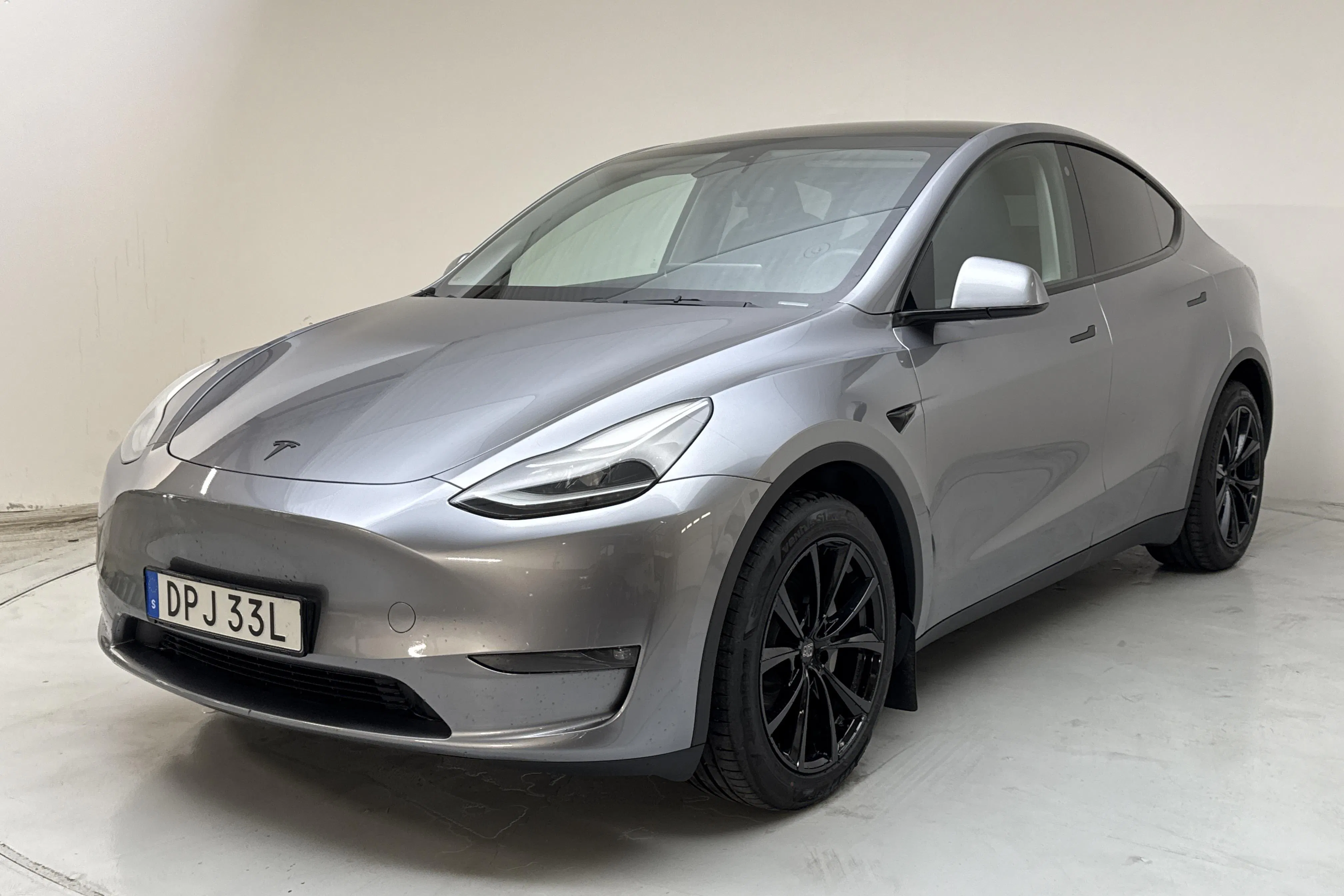 Presentation photo 1 of 17: Tesla Model Y Long Range Dual Motor AWD - 69 160 km - Automatic - gray - 2024