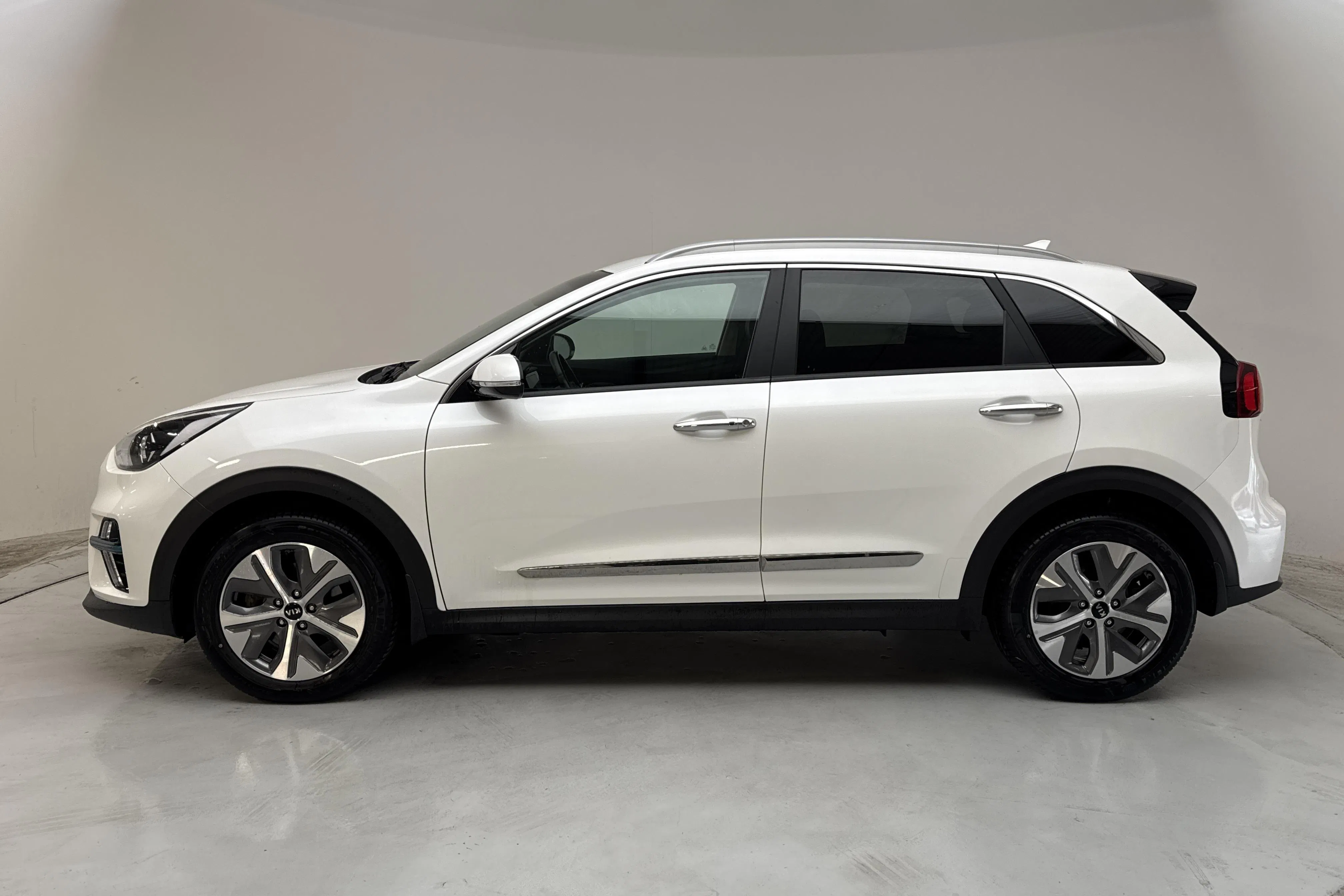 Presentation photo 2 of 16: KIA e-Niro 64kWh (204hk) - 48 910 km - Automatic - white - 2021
