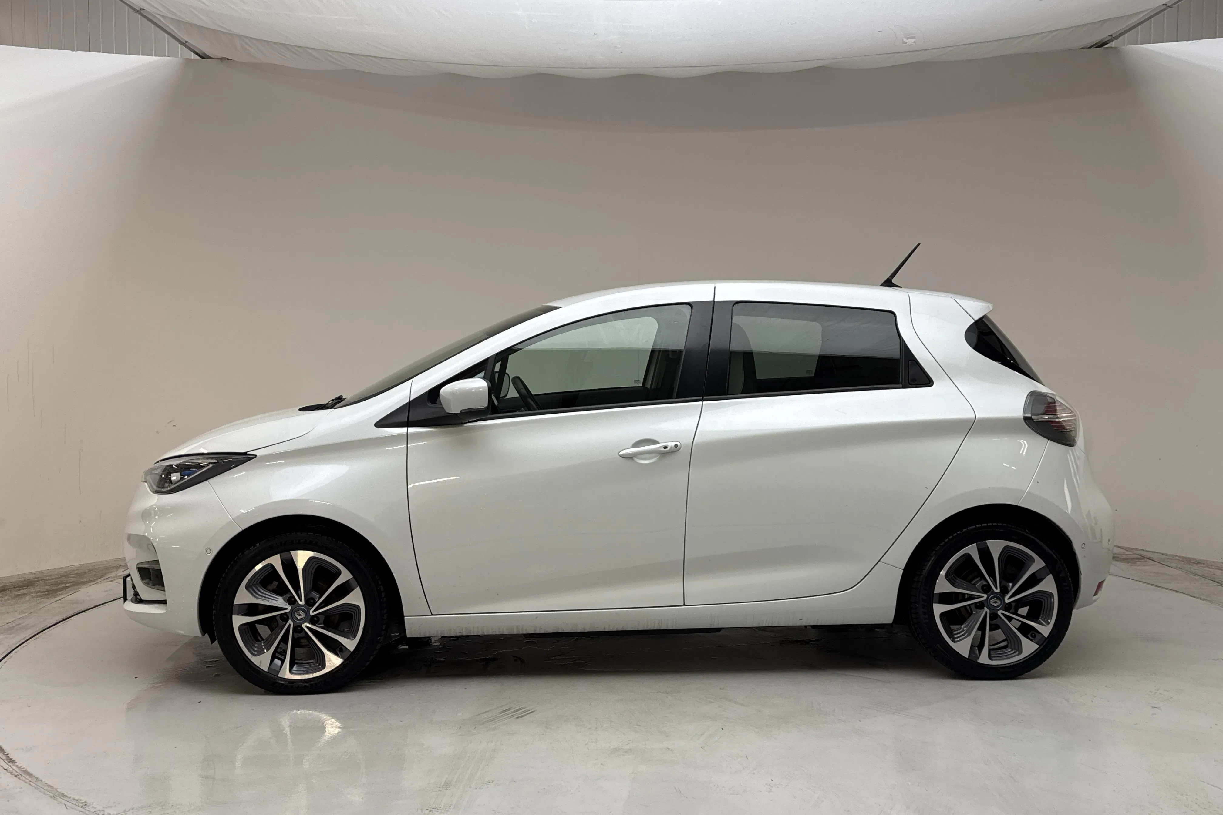 Presentationsfoto 2 av 14: Renault Zoe 52kWh R135 (135hk) - 7 765 mil - Automat - vit - 2020