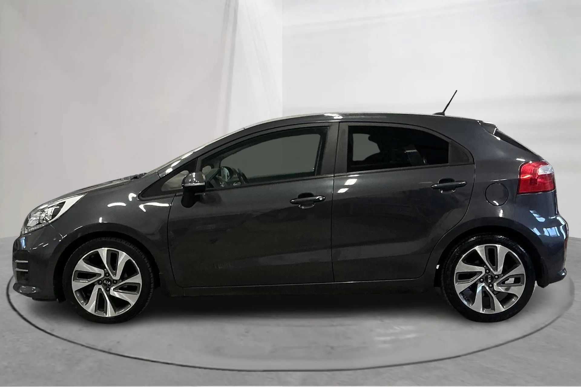 Presentationsfoto 2 av 16: KIA Rio 1.2 (85hk) - 11 523 mil - Manuell - grå - 2016