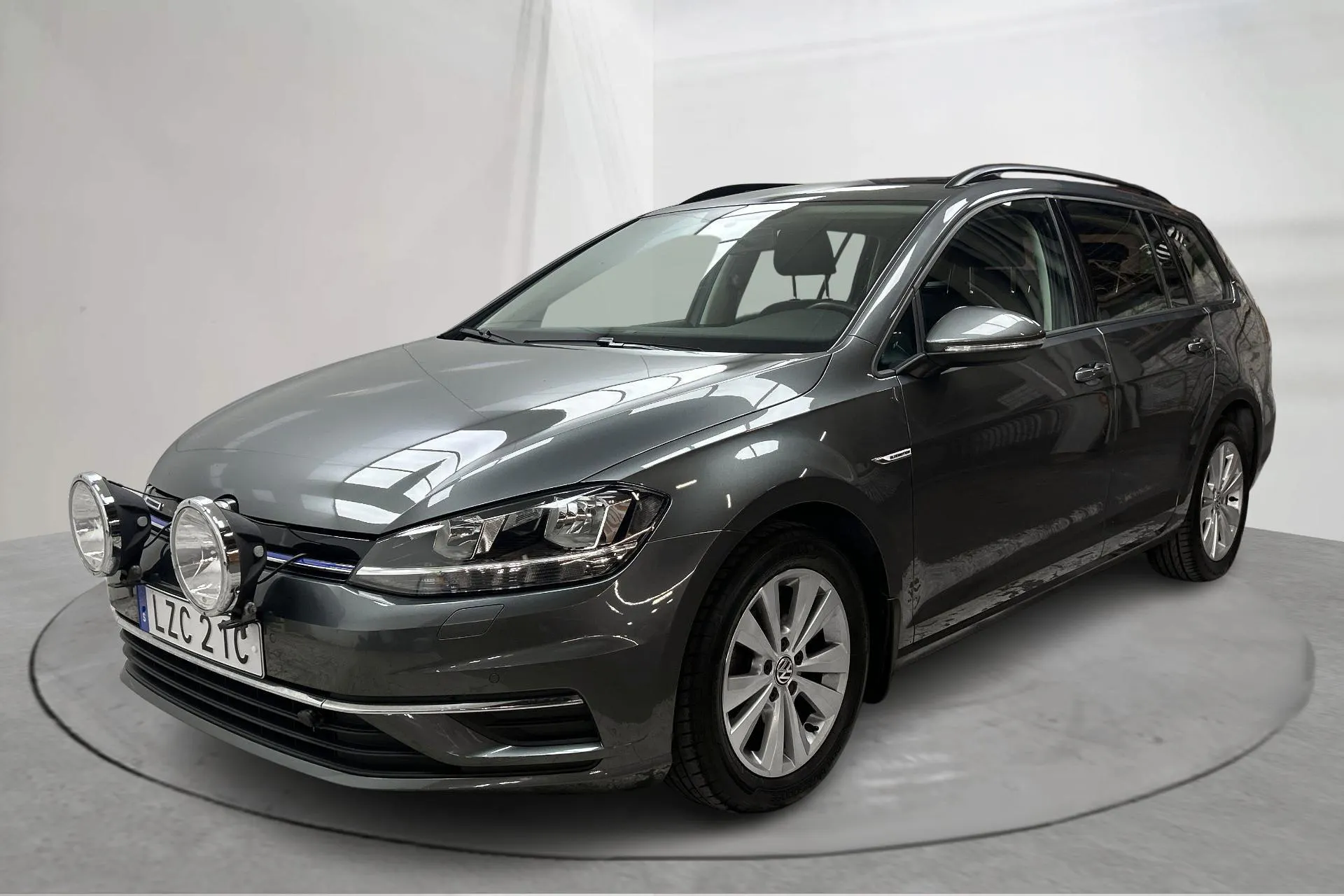 Presentationsfoto 1 av 17: VW Golf VII 1.5 TGI Sportscombi (130hk) - 3 540 mil - Automat - Mörkgrå - 2020