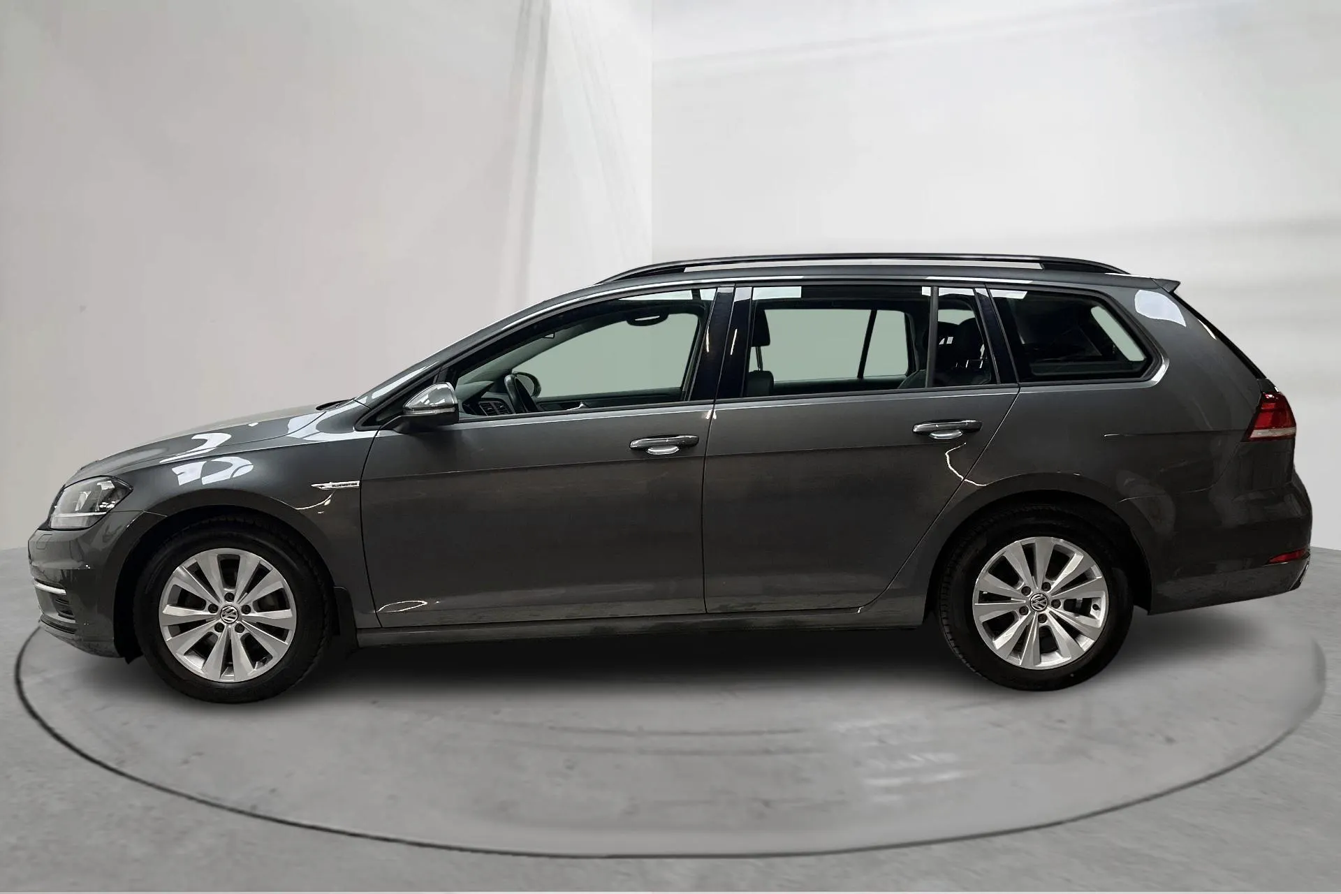 Presentationsfoto 2 av 17: VW Golf VII 1.5 TGI Sportscombi (130hk) - 3 540 mil - Automat - Mörkgrå - 2020
