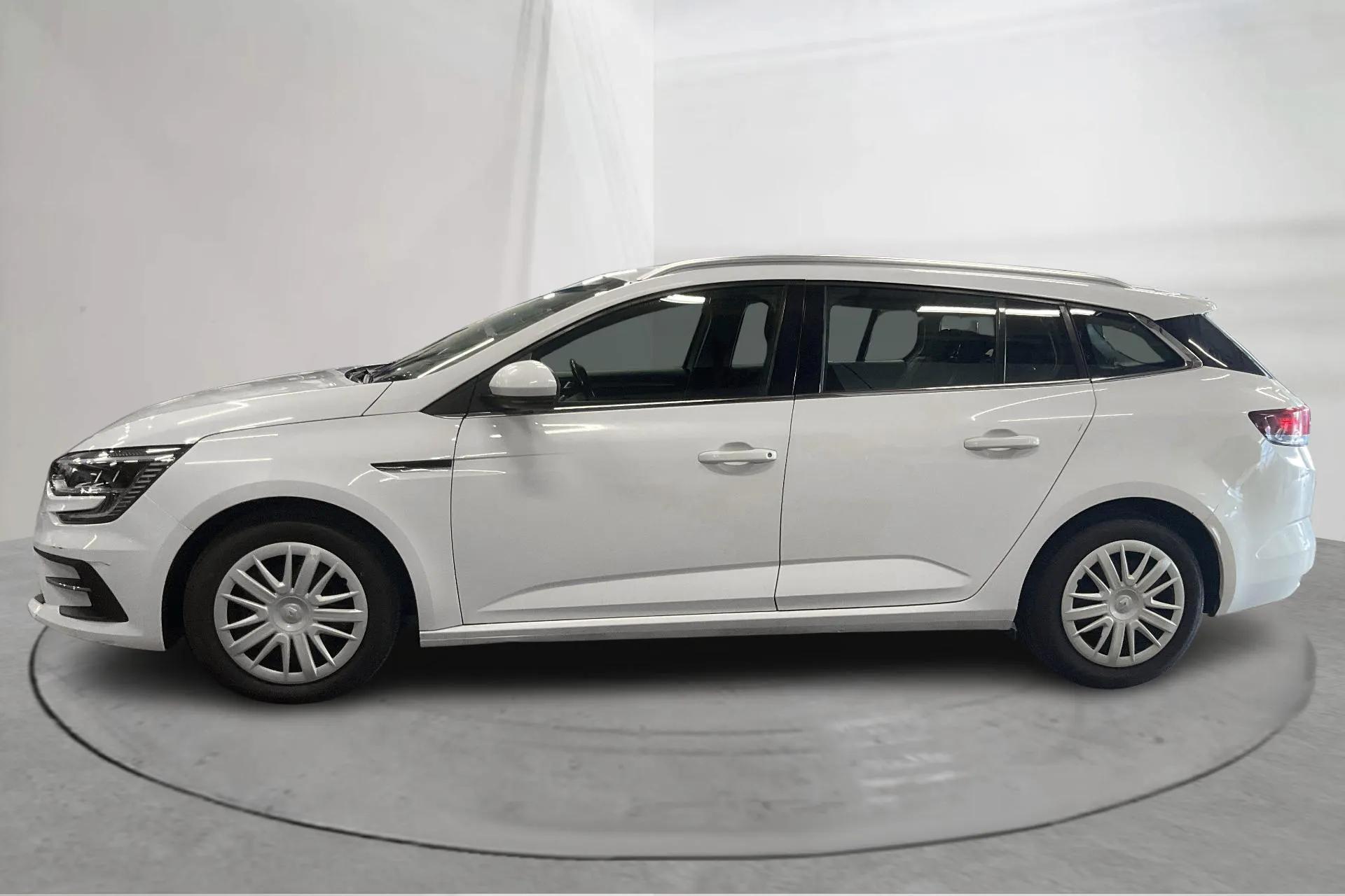 Presentationsfoto 2 av 13: Renault Mégane 1.5 dCi Sport Tourer (115hk) - 33 412 mil - Automat - vit - 2021