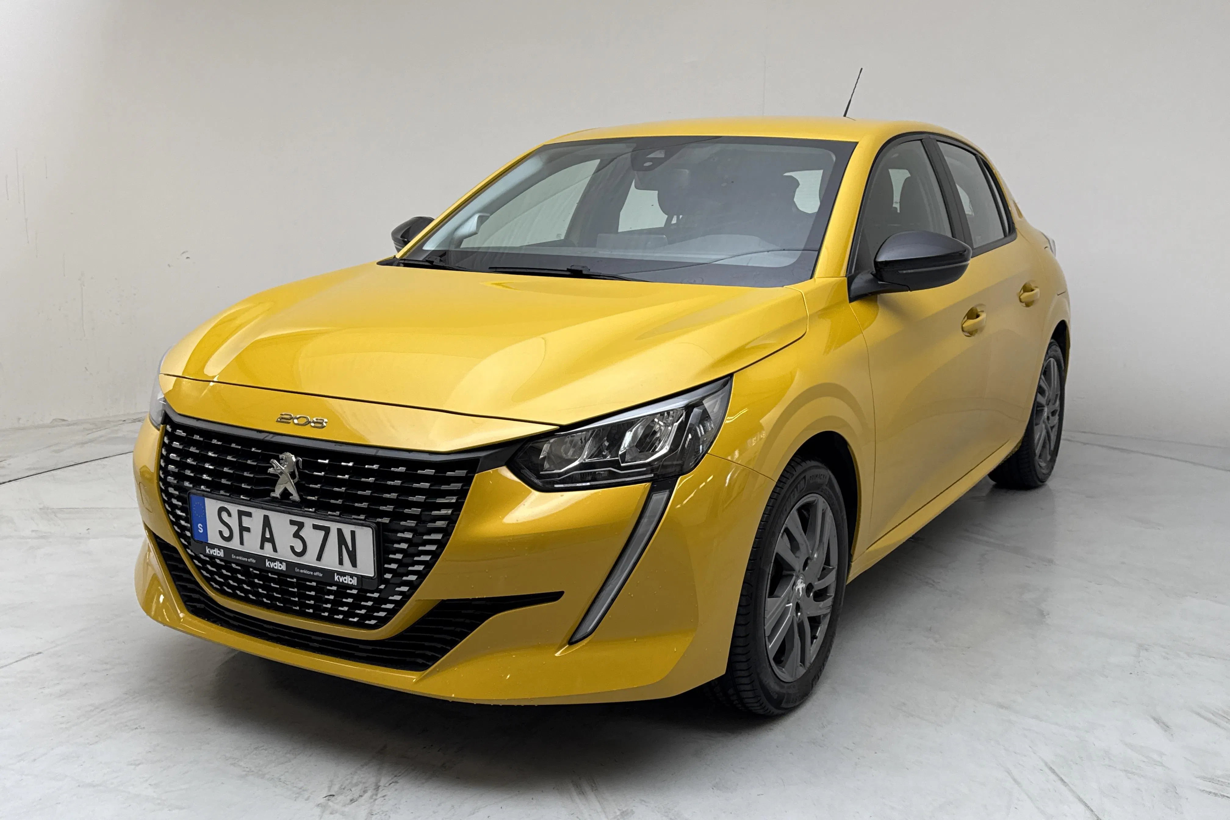 Presentation photo 1 of 12: Peugeot 208 1.2 PureTech 5dr (100hk) - 70 770 km - Automatic - yellow - 2022