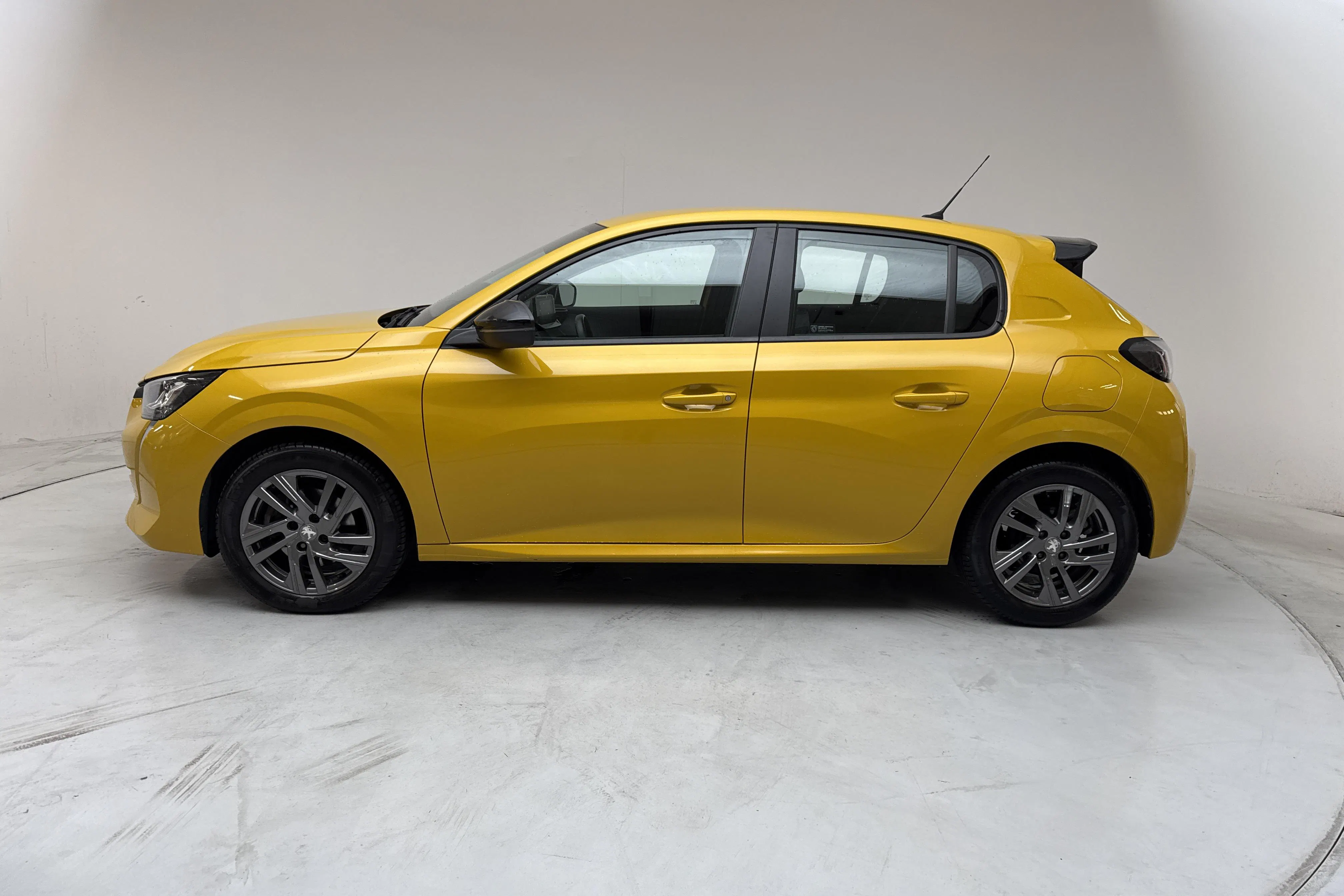 Presentation photo 2 of 12: Peugeot 208 1.2 PureTech 5dr (100hk) - 70 770 km - Automatic - yellow - 2022