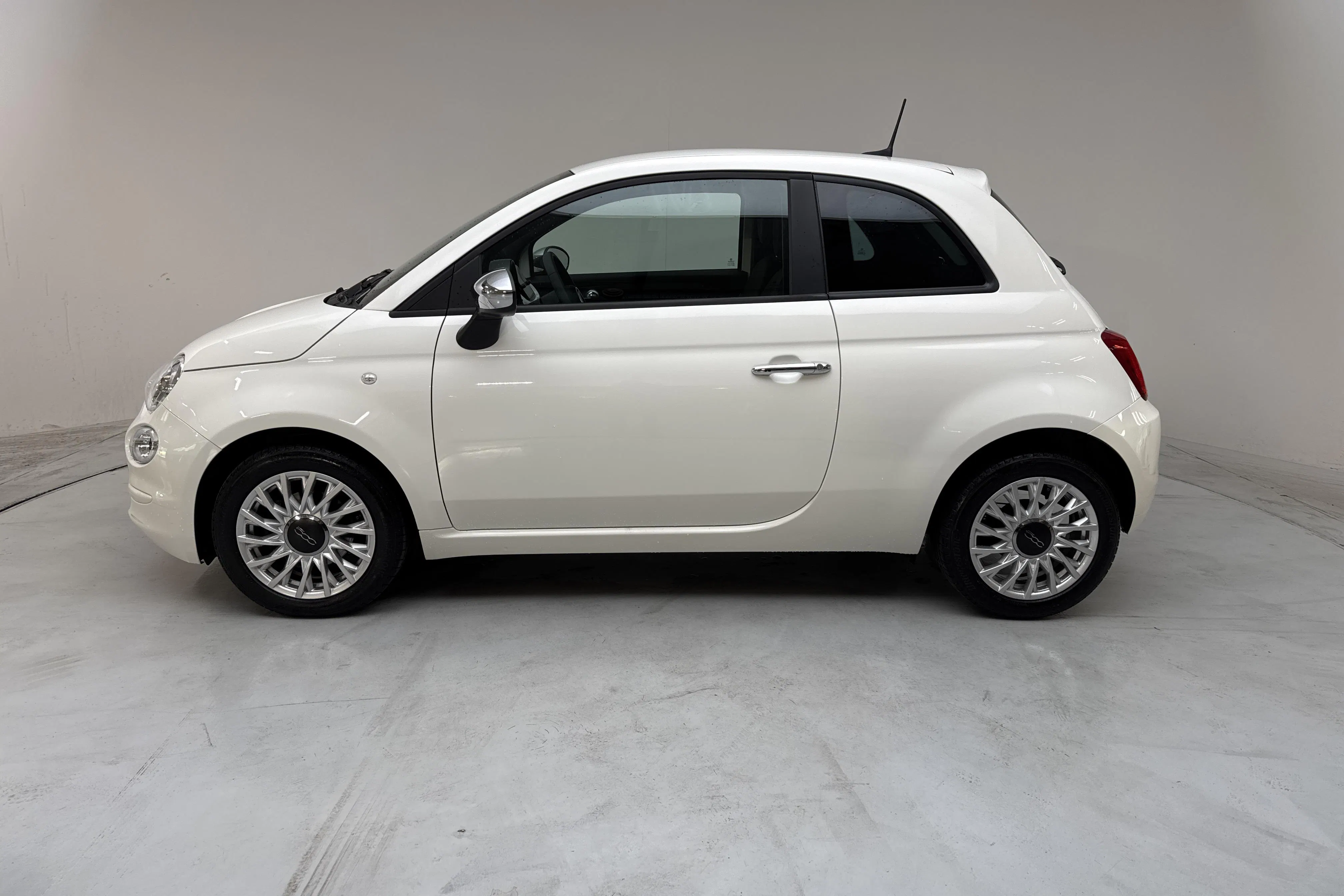 Presentation photo 2 of 12: Fiat 500 Hybrid (70hk) - 37 700 km - Manual - white - 2023