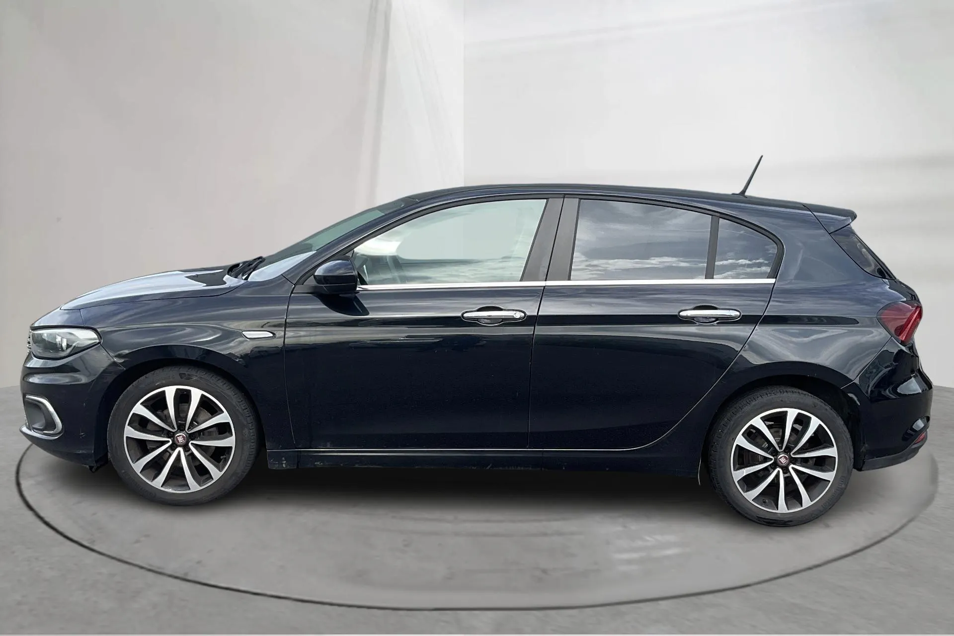 Presentationsfoto 2 av 15: Fiat Tipo 1.4 5dr (120hk) - 10 236 mil - Manuell - svart - 2020