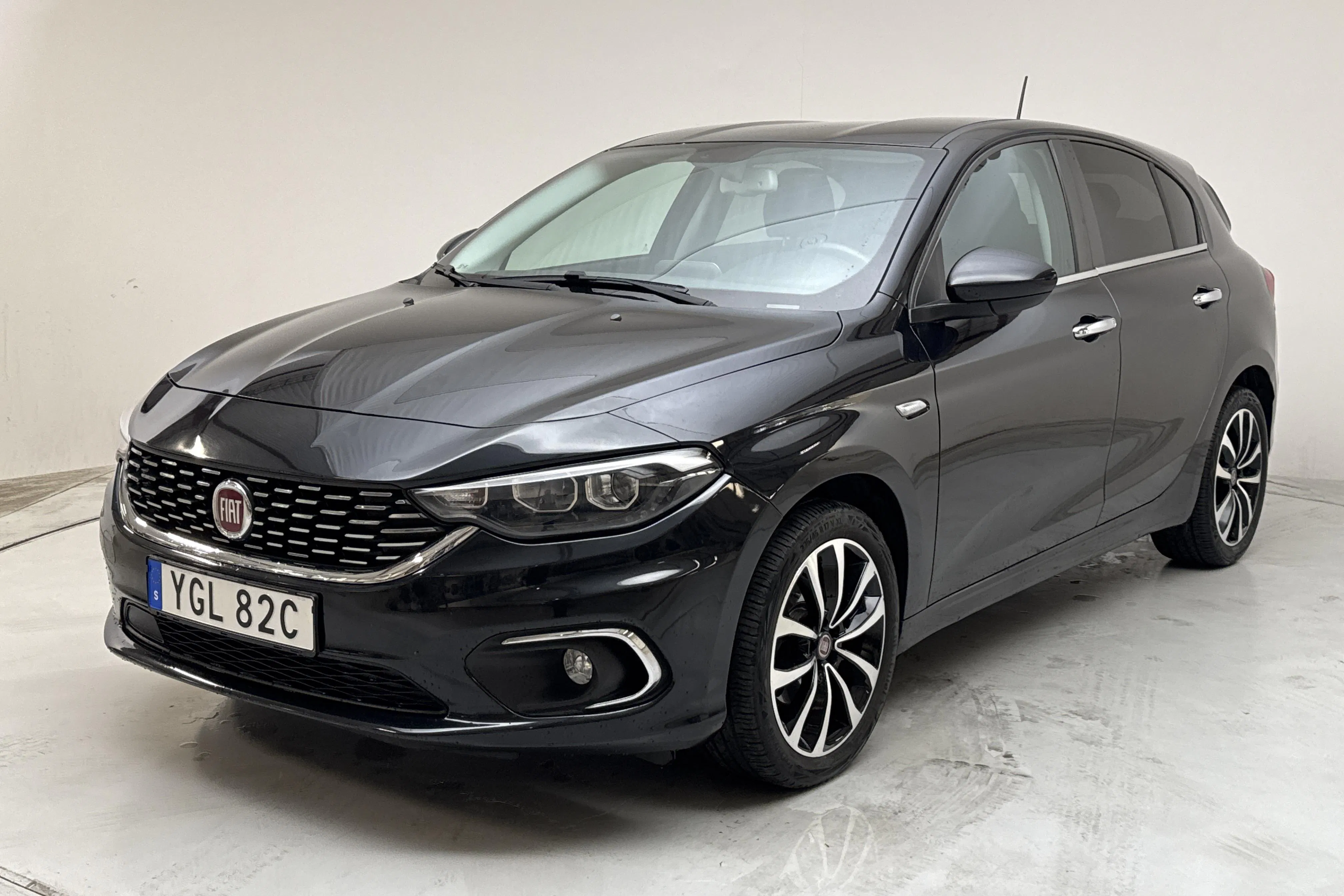 Presentation photo 1 of 12: Fiat Tipo 1.4 5dr (120hk) - 78 160 km - Manual - black - 2020
