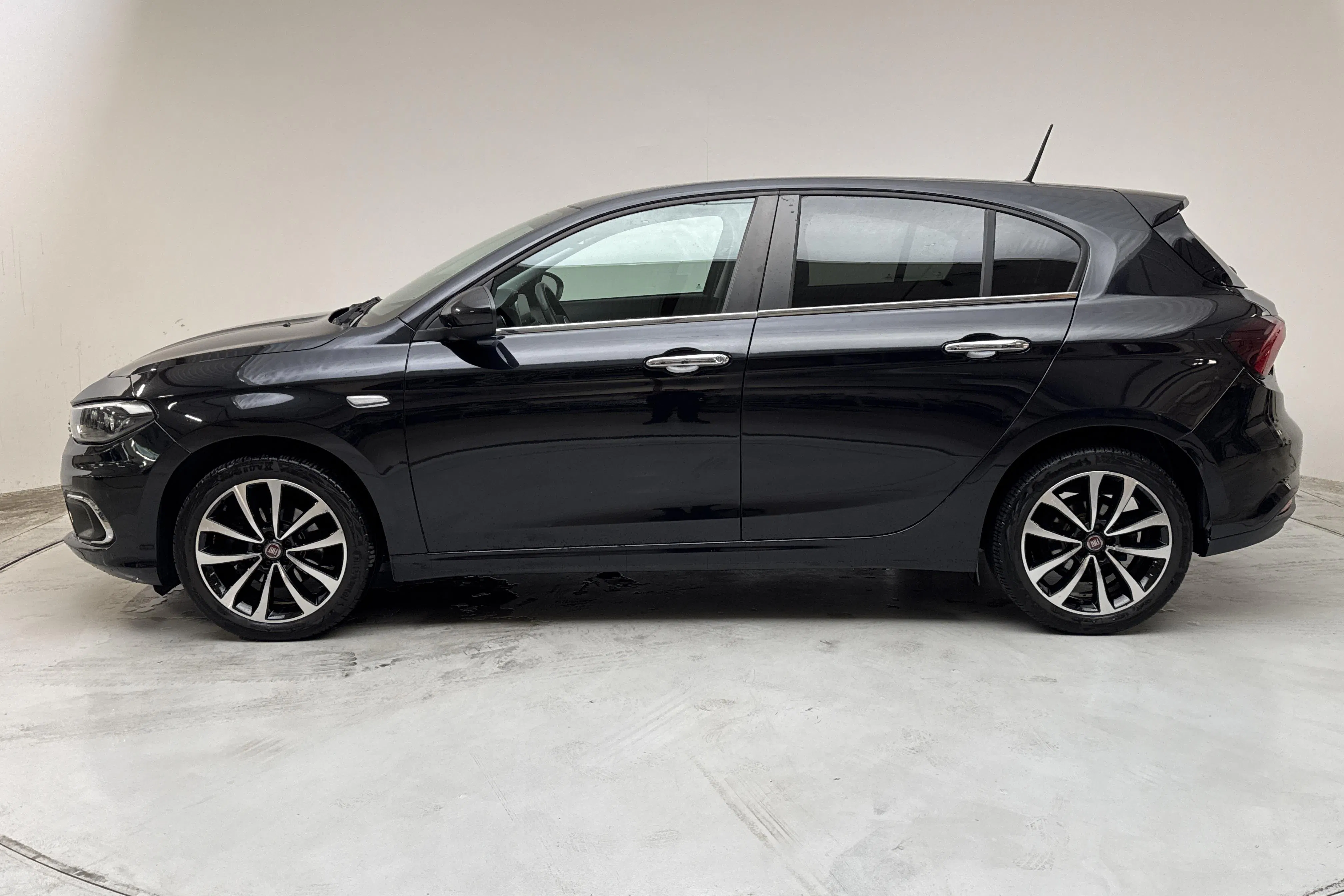 Presentation photo 2 of 12: Fiat Tipo 1.4 5dr (120hk) - 78 160 km - Manual - black - 2020