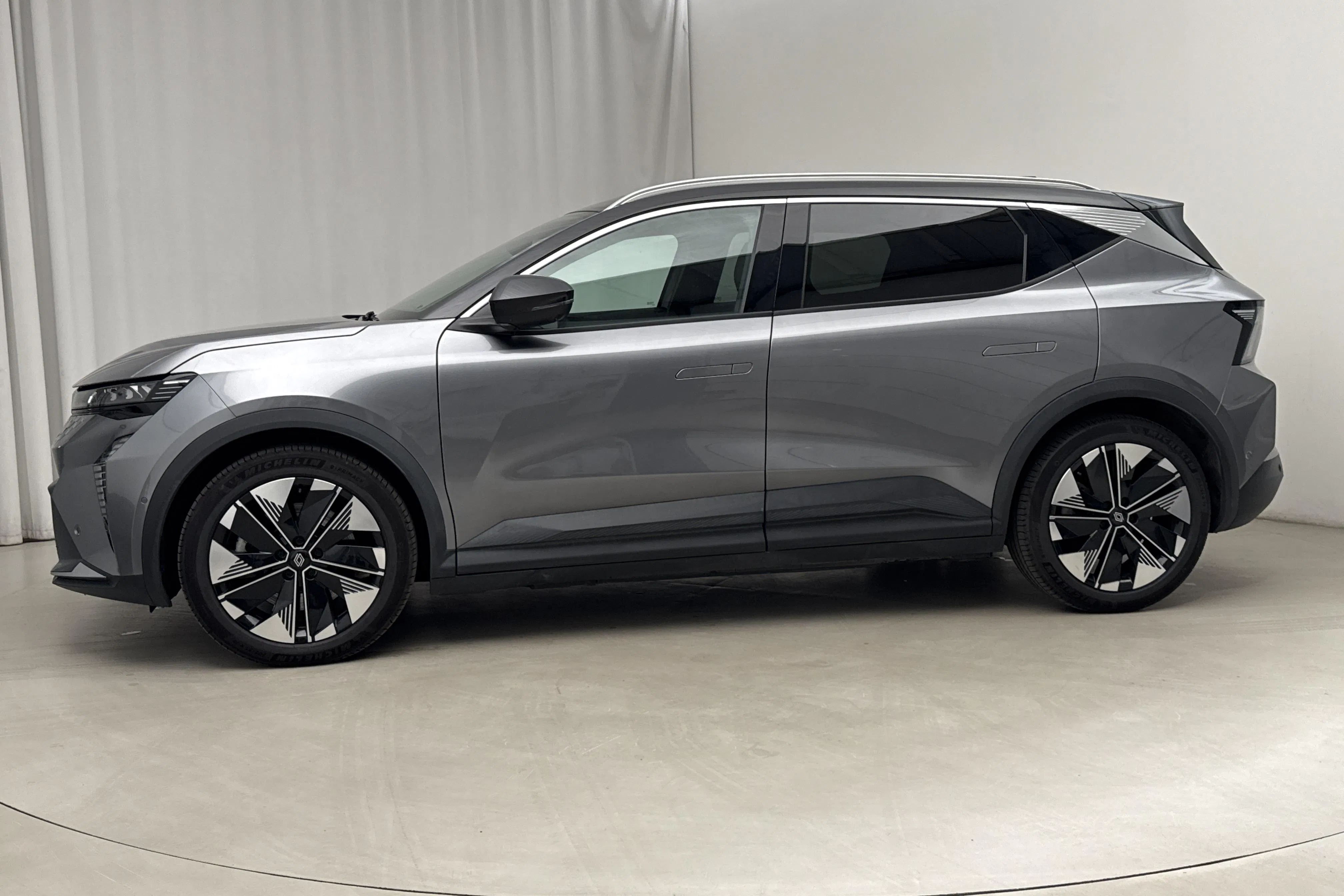 Presentation photo 2 of 20: Renault Scénic 87kWh E-Tech (220hk) - 7 570 km - Automatic - gray - 2025