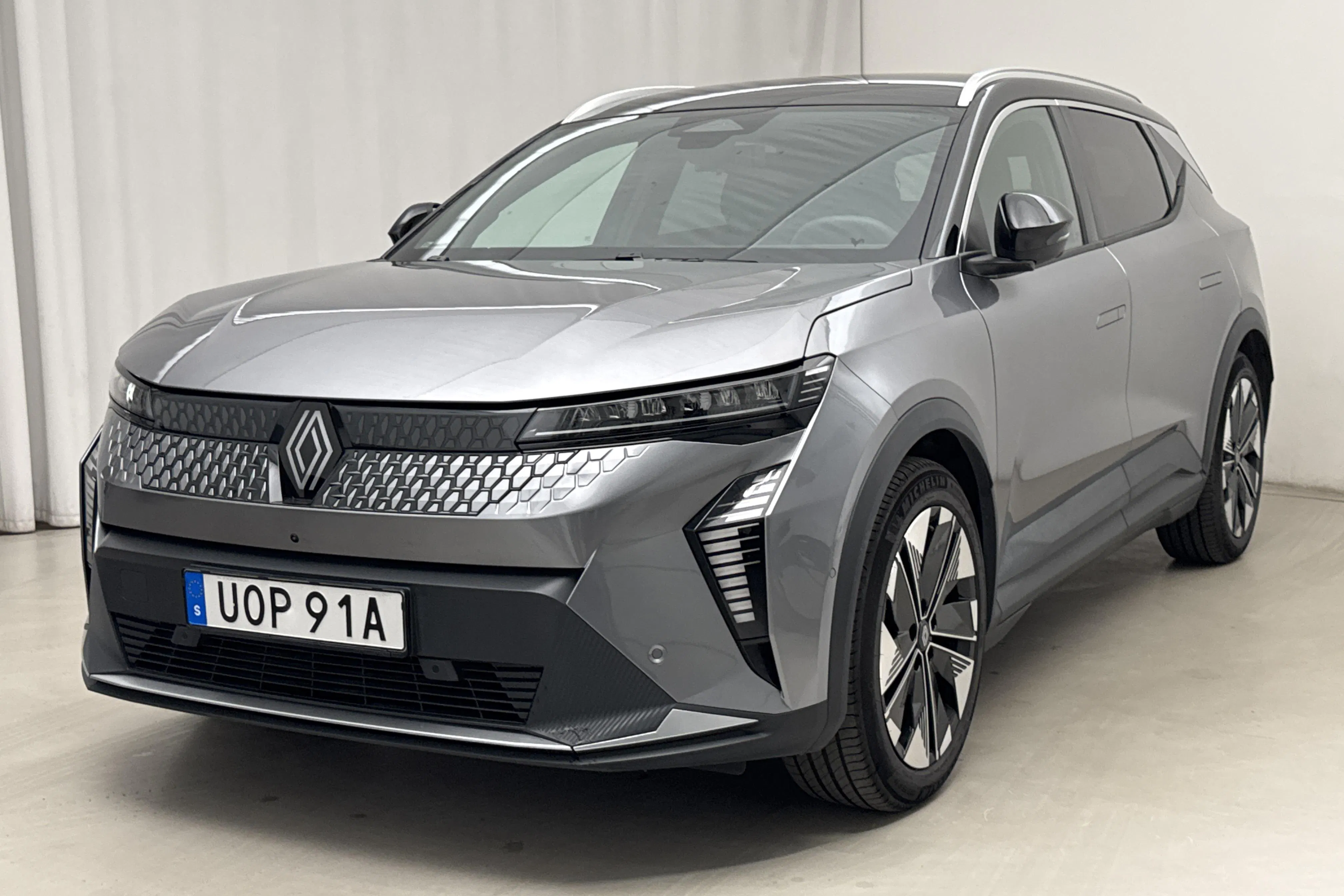 Presentation photo 1 of 20: Renault Scénic 87kWh E-Tech (220hk) - 7 570 km - Automatic - gray - 2025