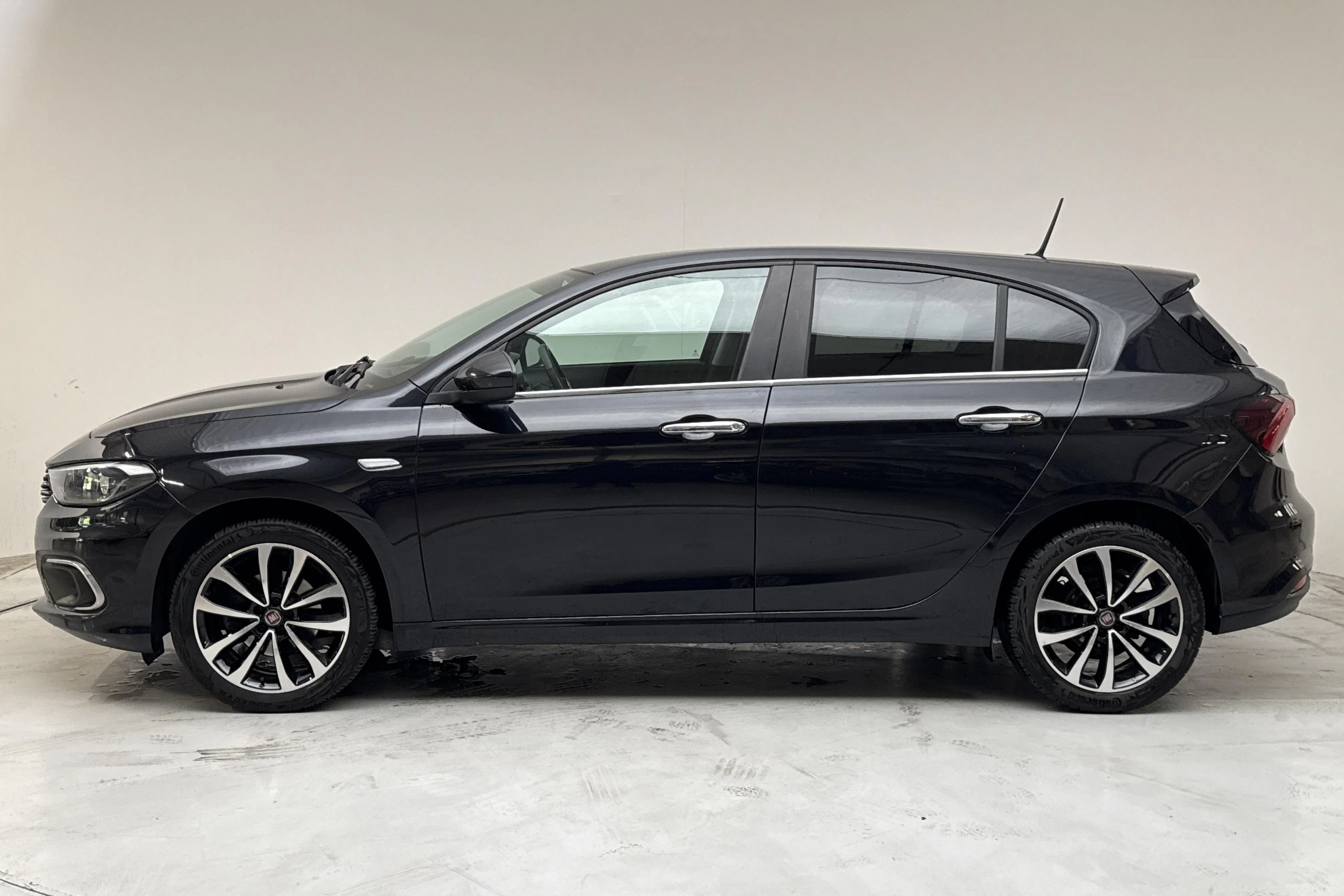 Presentation photo 2 of 13: Fiat Tipo 1.4 5dr (120hk) - 69 820 km - Manual - black - 2020