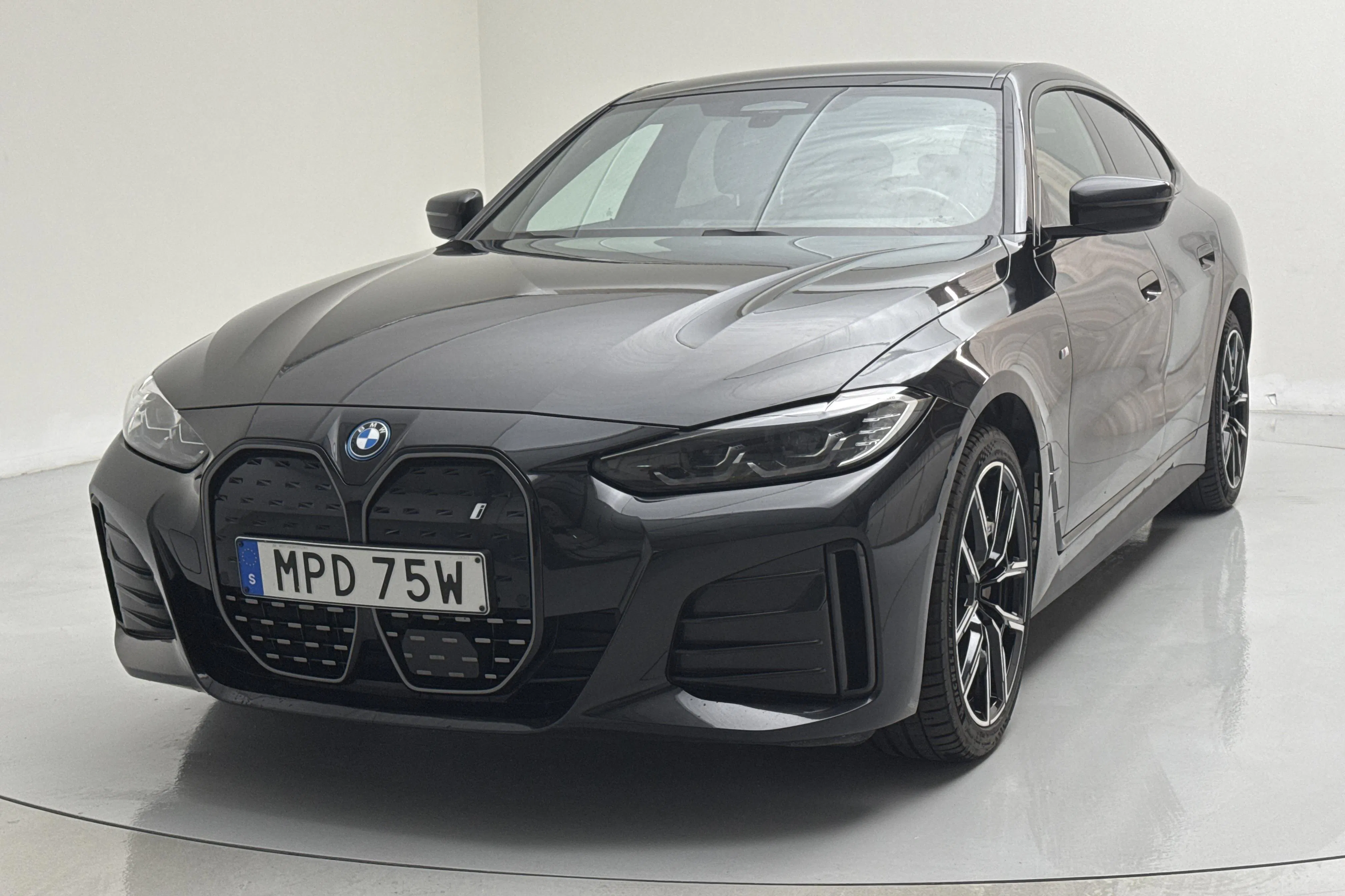 Presentationsfoto 1 av 22: BMW i4 eDrive40, G26 (340hk) - 13 847 mil - Automat - svart - 2024