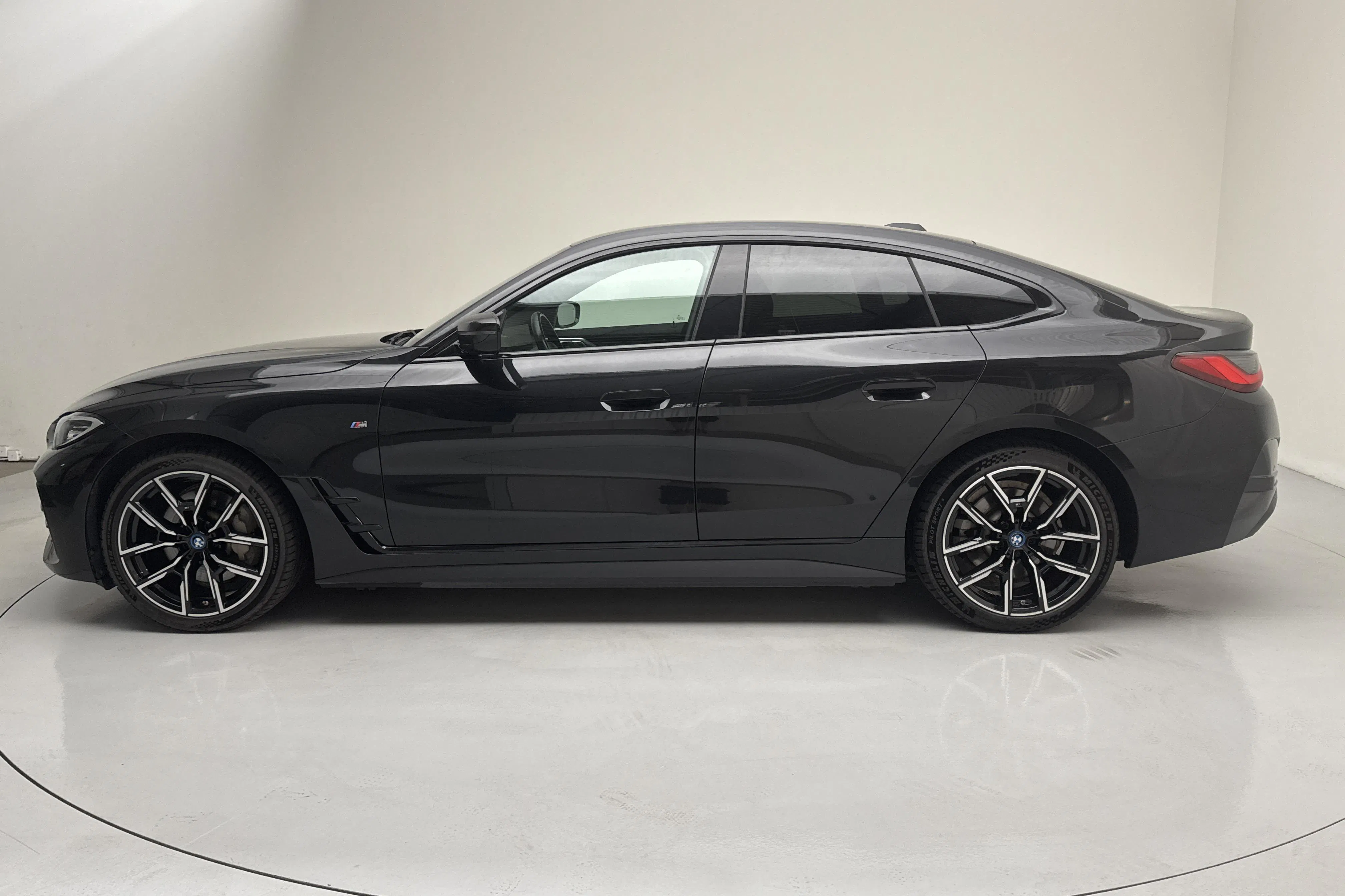 Presentationsfoto 2 av 22: BMW i4 eDrive40, G26 (340hk) - 13 847 mil - Automat - svart - 2024