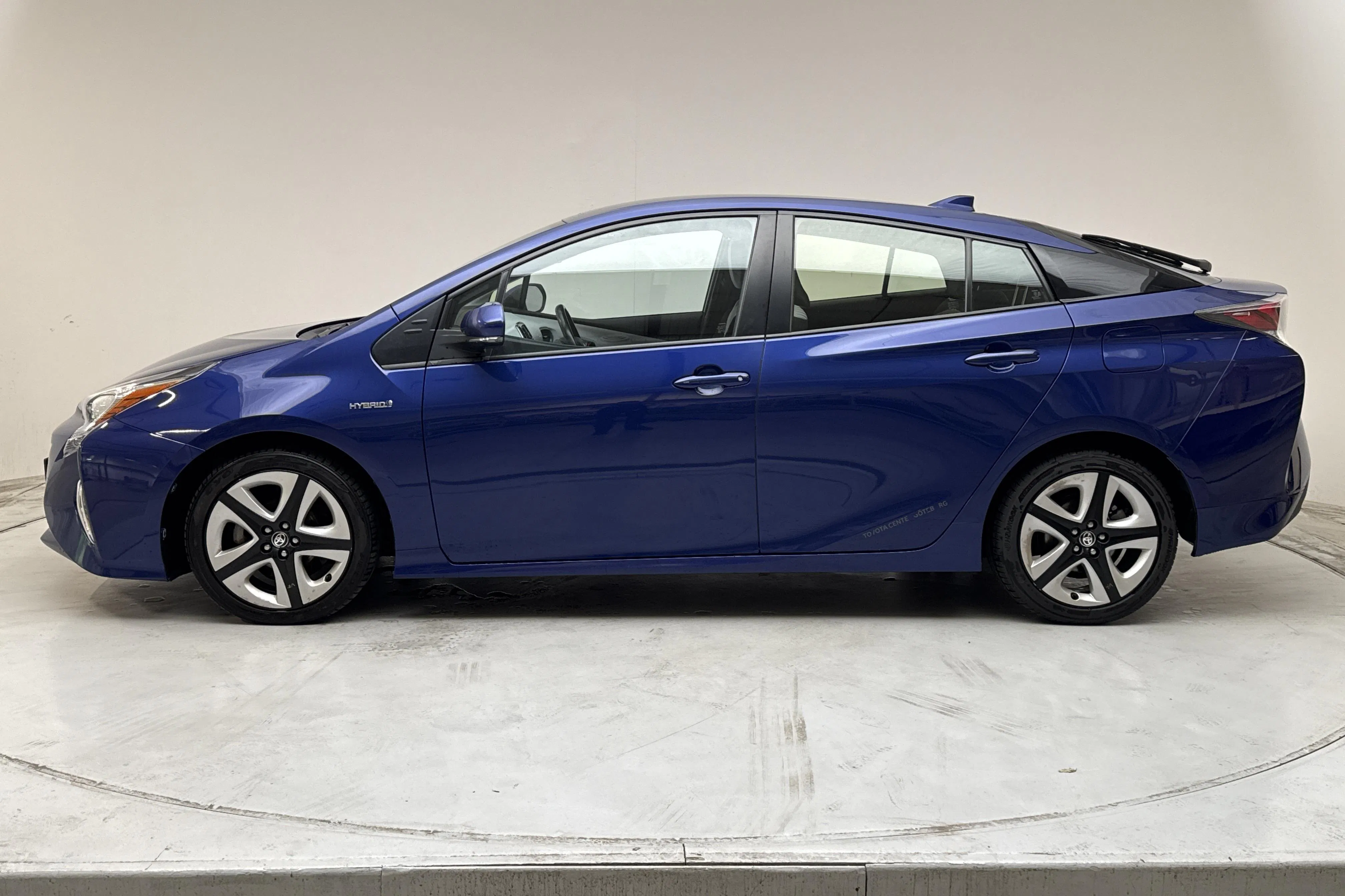 Presentationsfoto 2 av 13: Toyota Prius 1.8 HSD (99hk) - 13 652 mil - Automat - Mörkblå - 2016