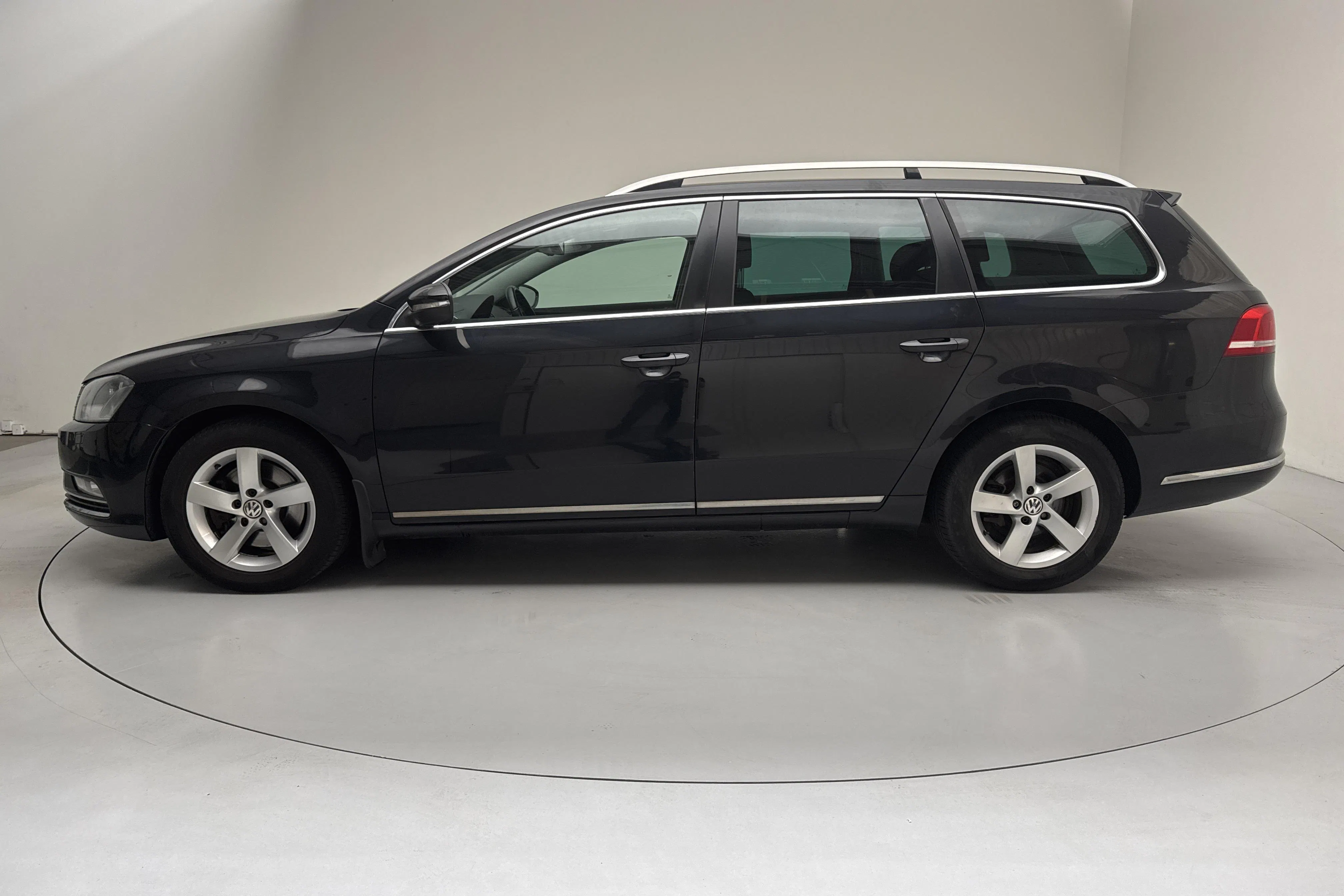 Presentation photo 2 of 14: VW Passat 2.0 TDI BlueMotion Technology Variant (140hk) - 139 410 km - Manual - black - 2014