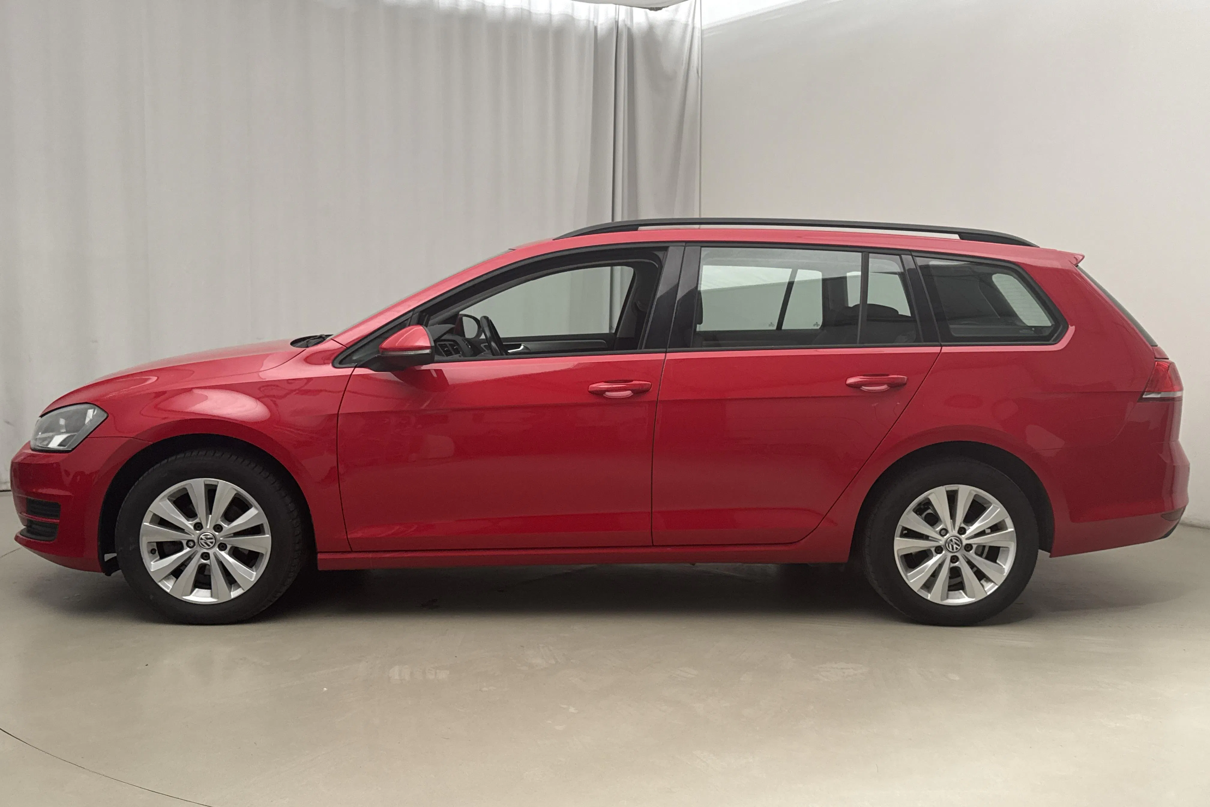 Presentation photo 2 of 13: VW Golf VII 1.2 TSI Sportscombi (105hk) - 120 060 km - Manual - red - 2014