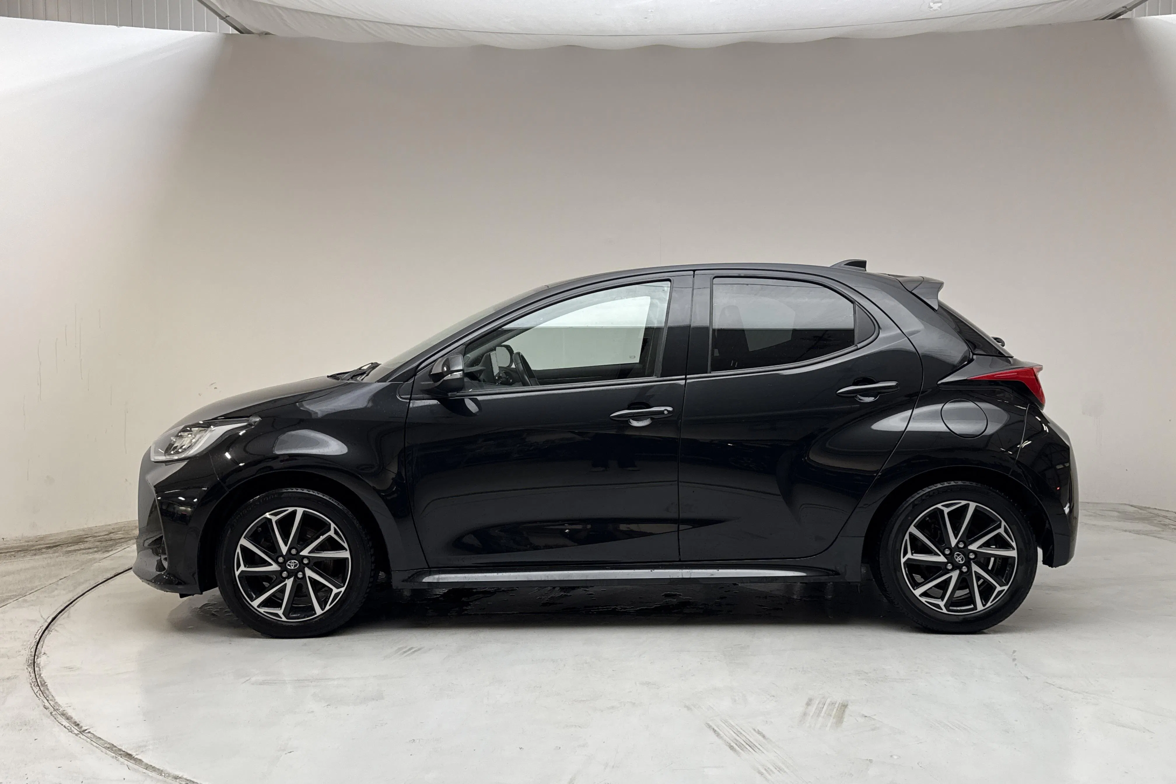 Presentation photo 2 of 13: Toyota Yaris 1.5 Hybrid 5dr (116hk) - 83 190 km - Automatic - black - 2022