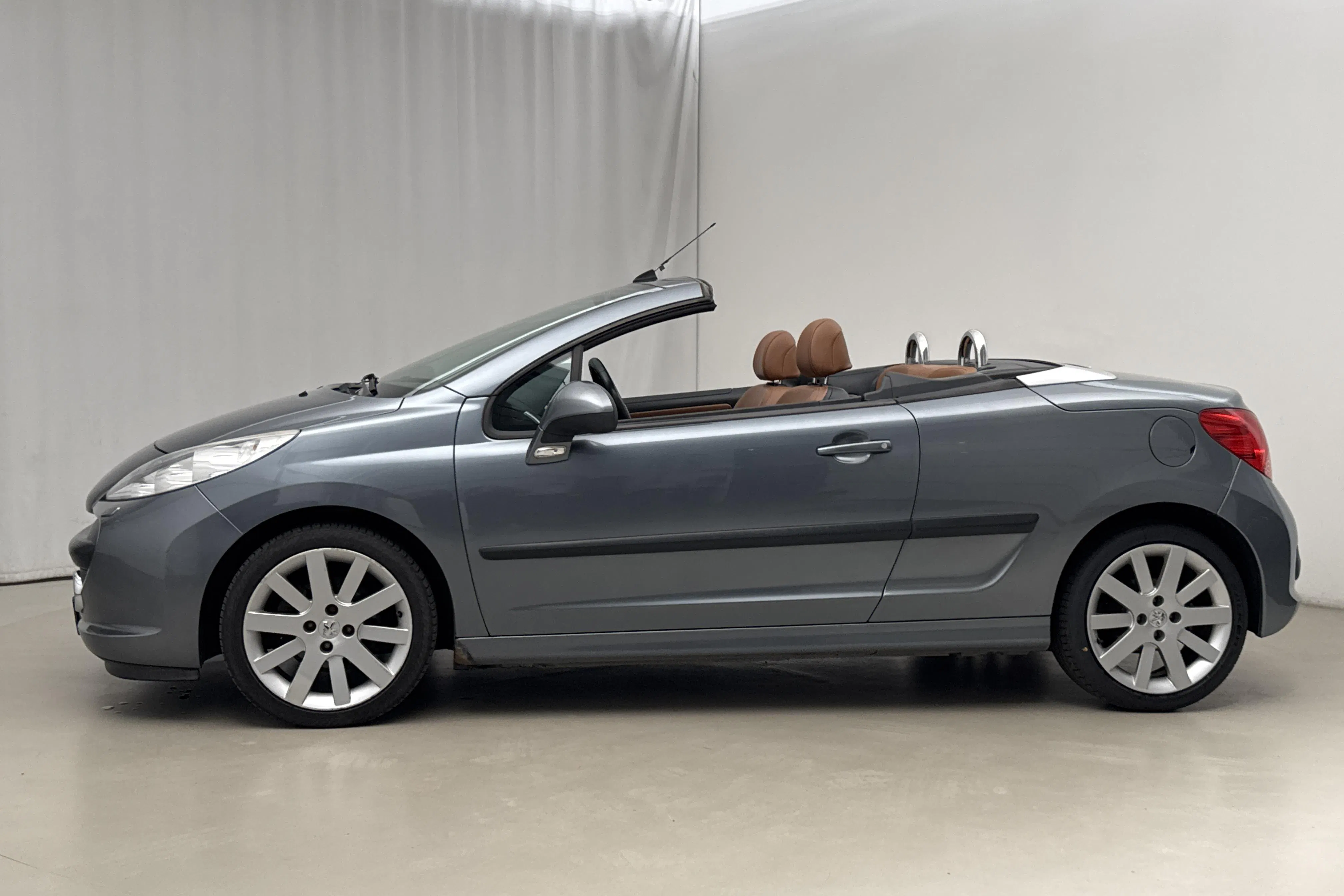 Presentationsfoto 2 av 21: Peugeot 207 CC 1.6 Turbo (150hk) - 10 753 mil - Manuell - grå - 2008